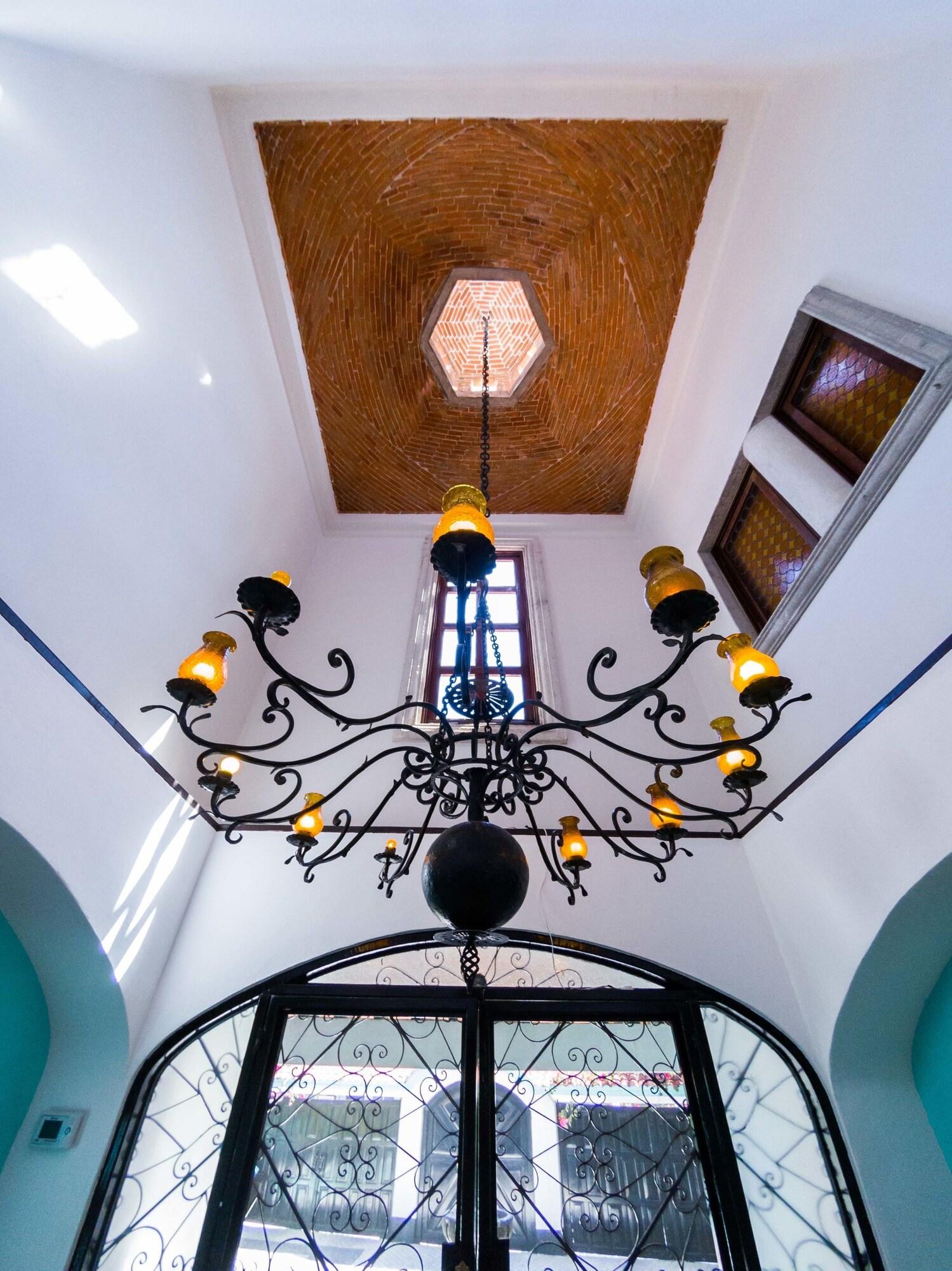 image-housing-carousel