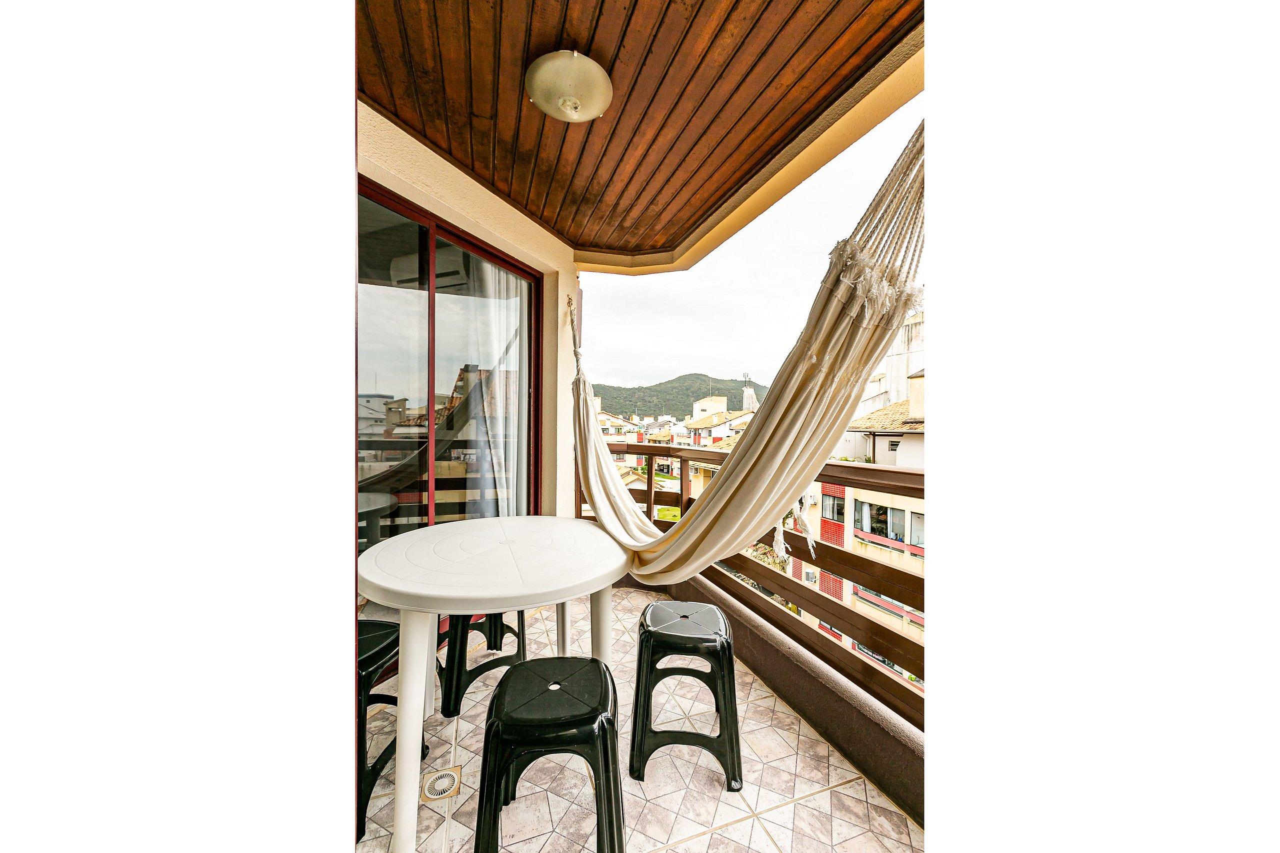 image-housing-carousel