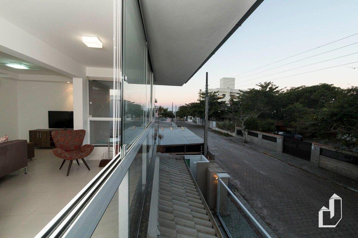image-housing-carousel