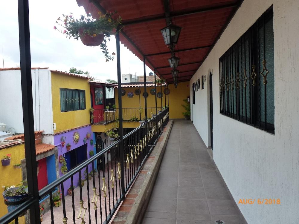 image-housing-carousel