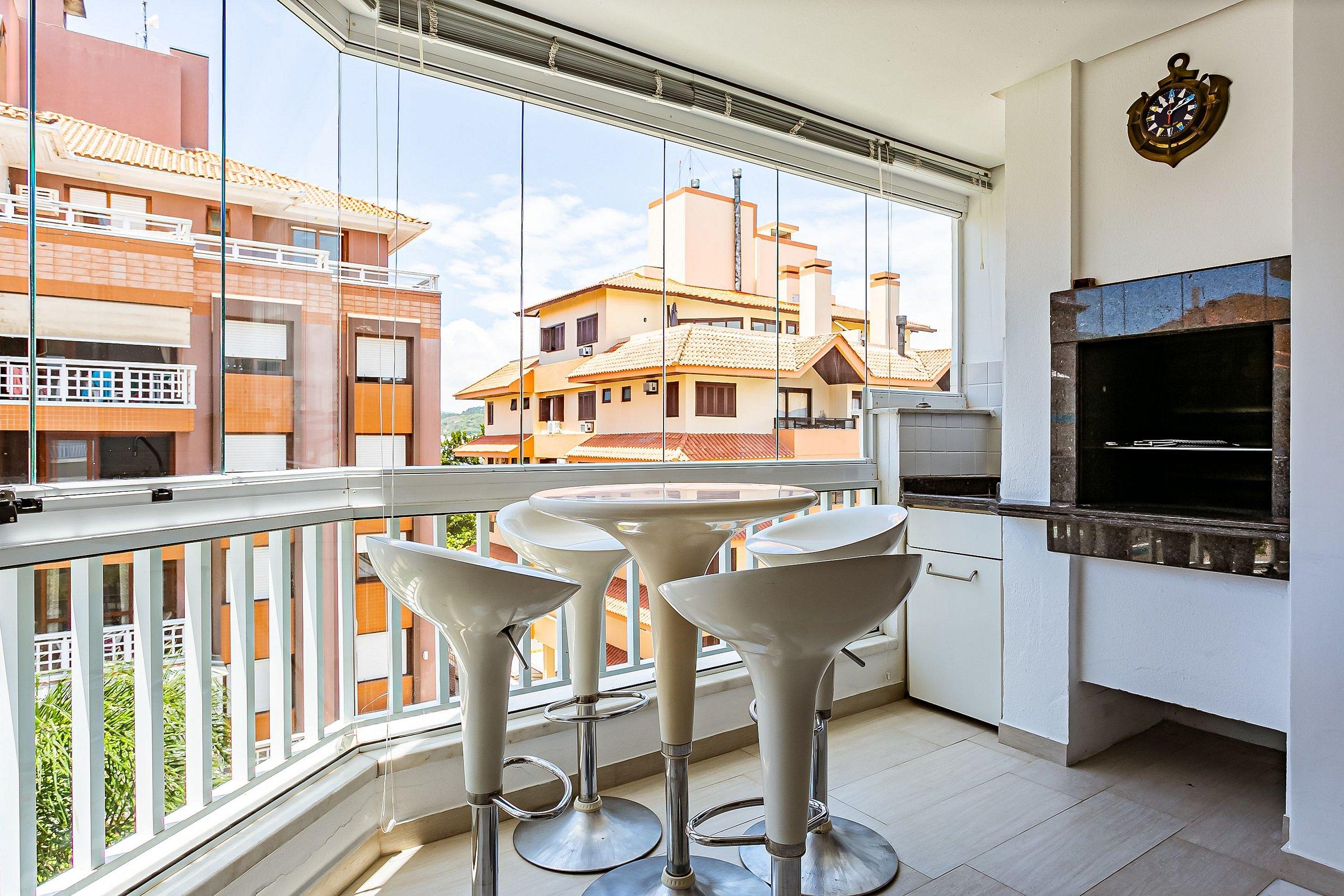 image-housing-carousel