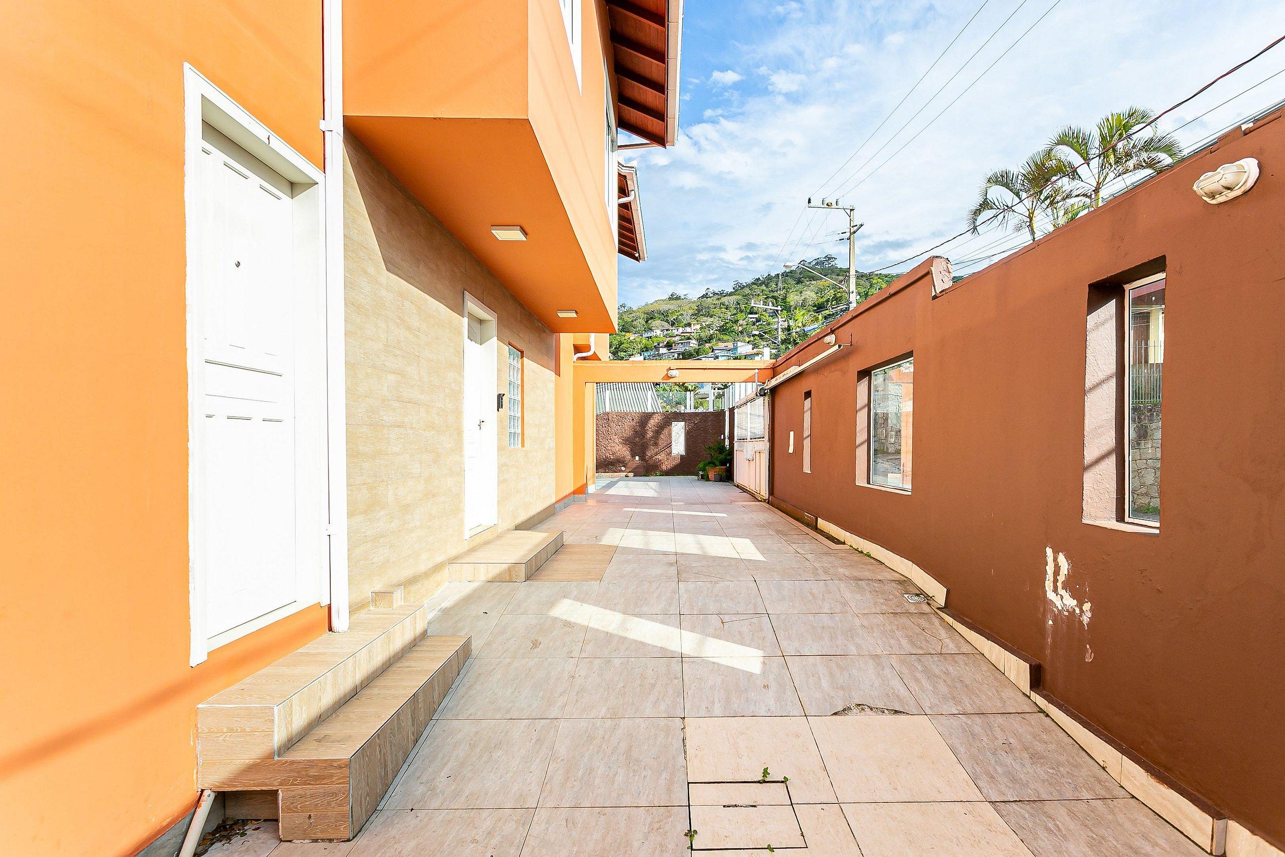 image-housing-carousel