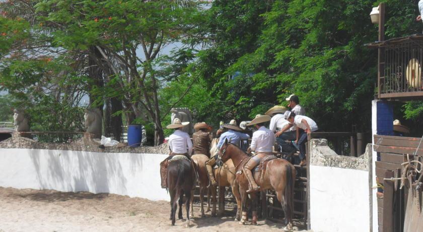 image-housing-carousel