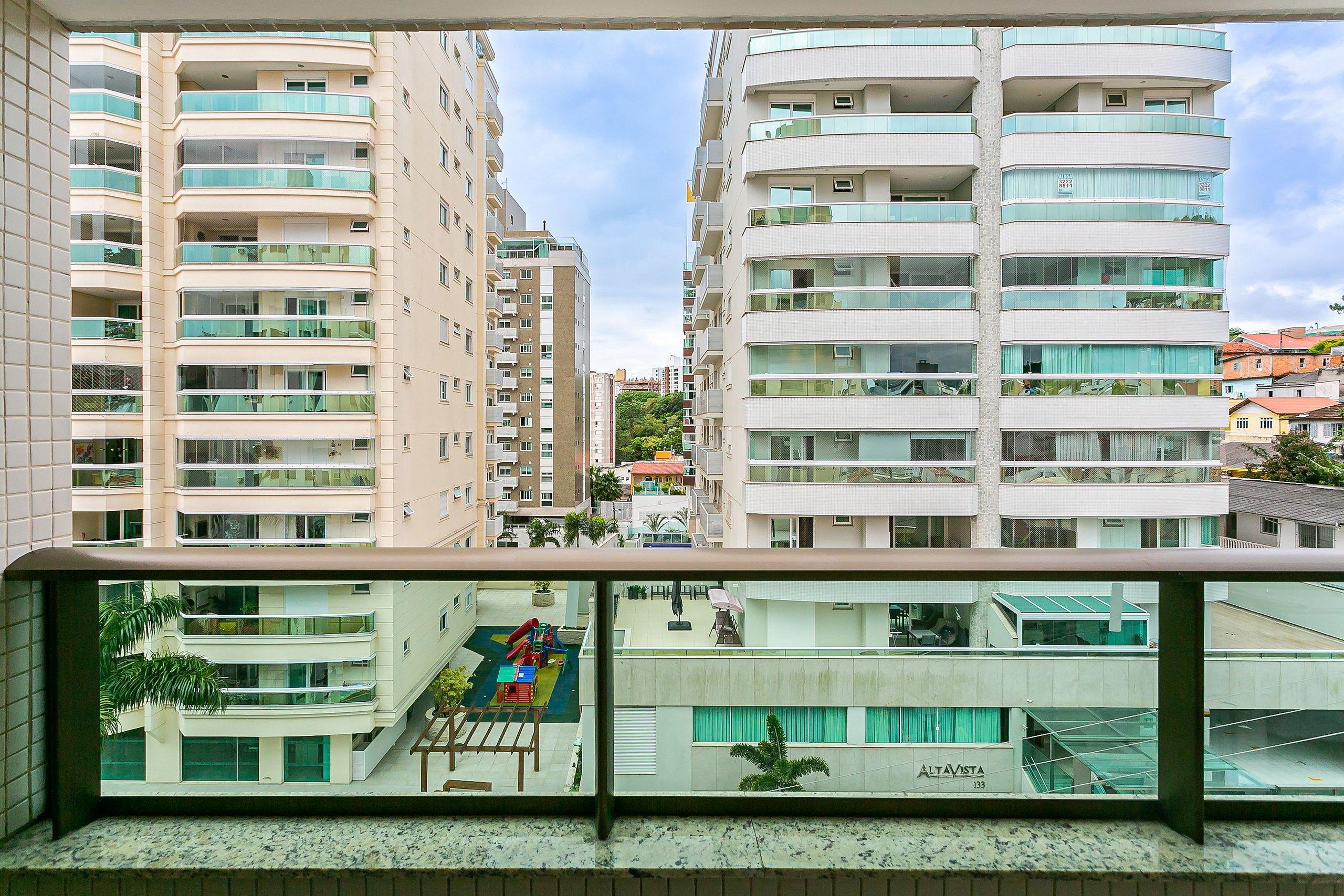 image-housing-carousel