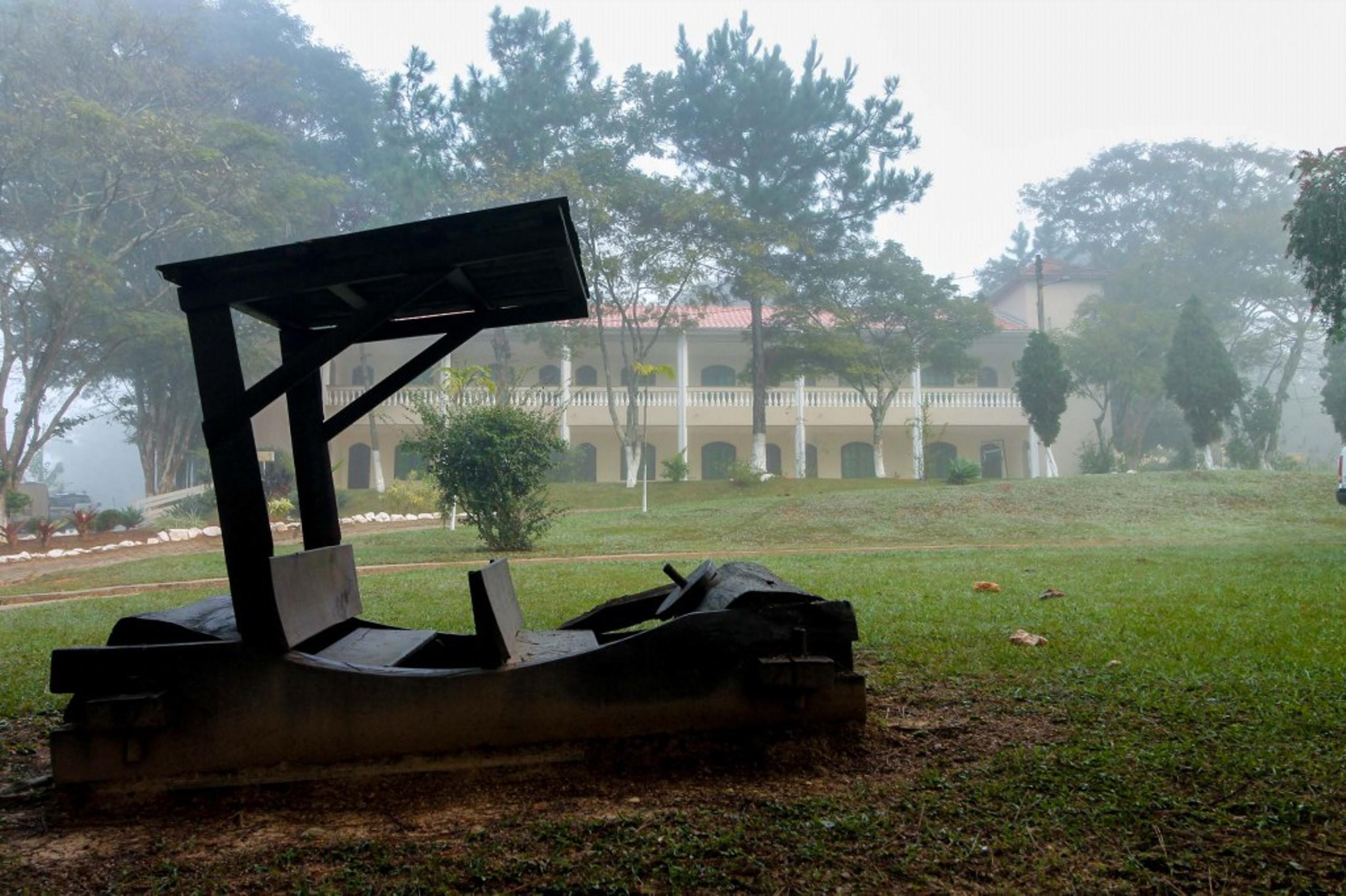 image-housing-carousel