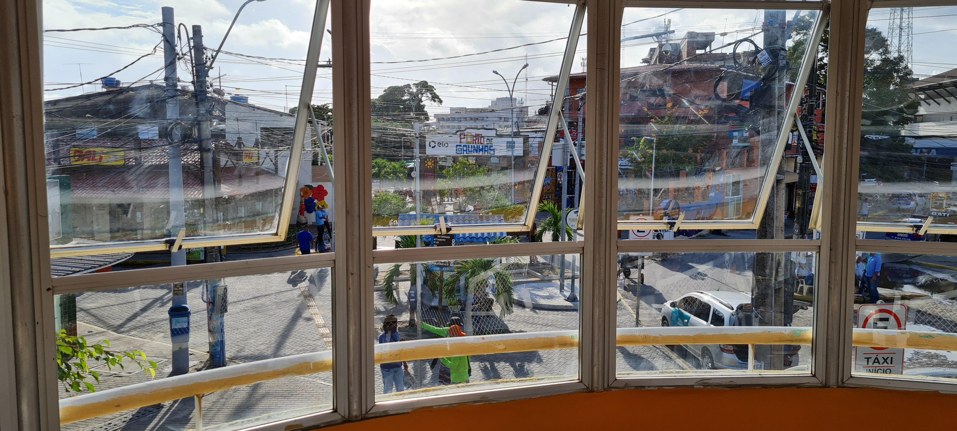 image-housing-carousel