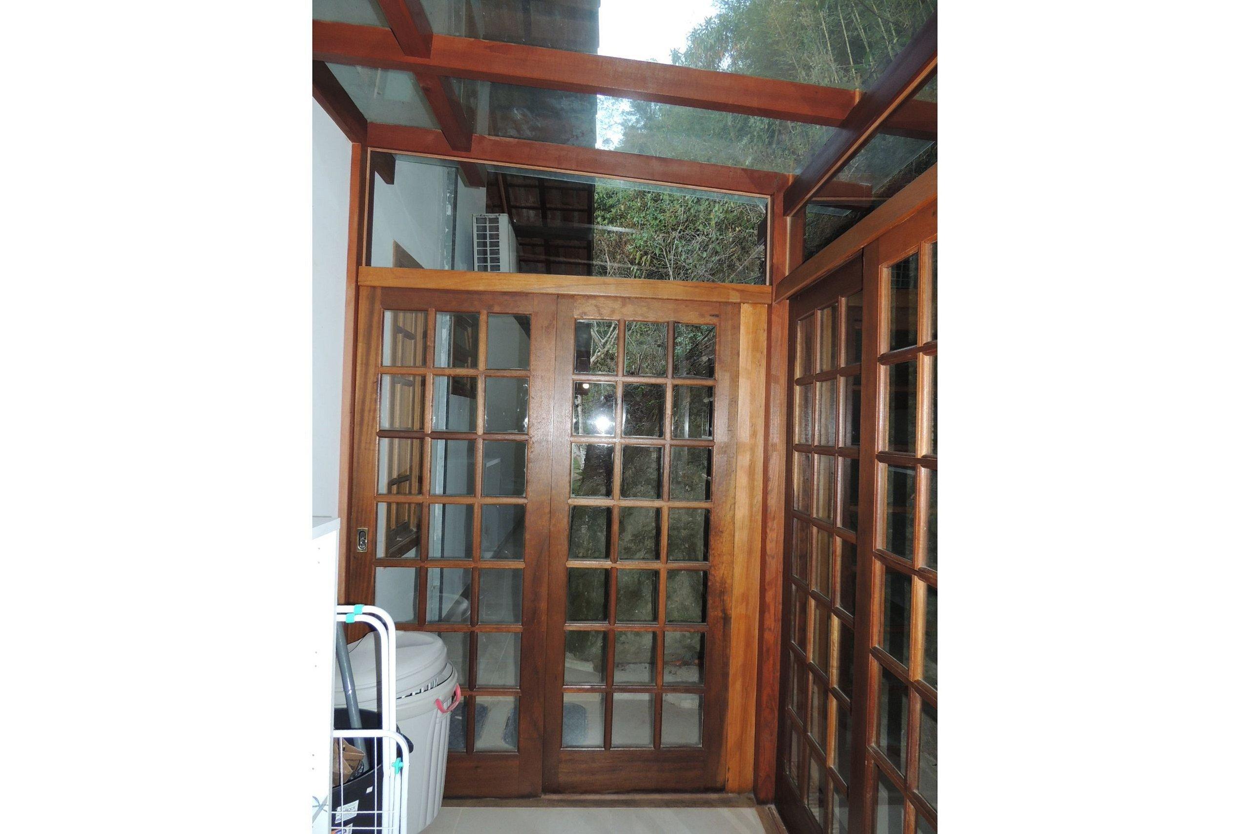 image-housing-carousel
