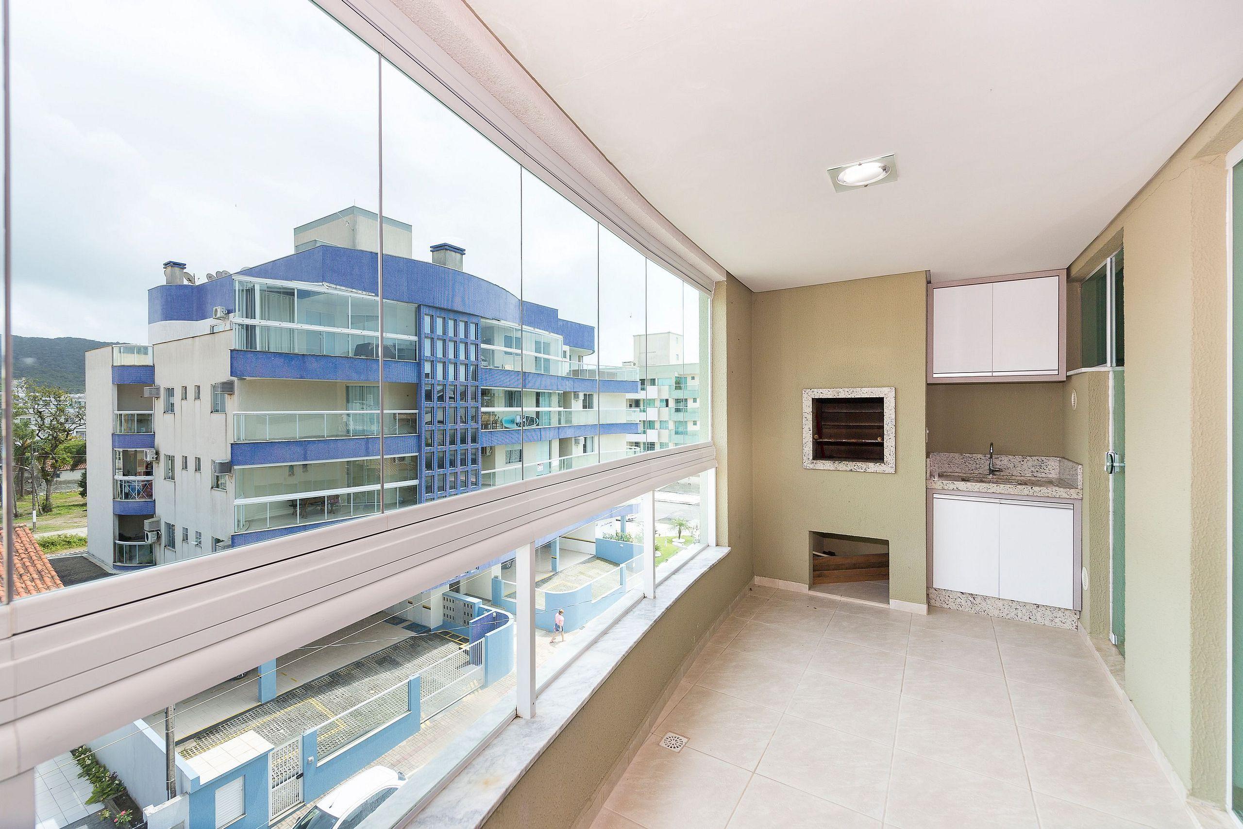 image-housing-carousel