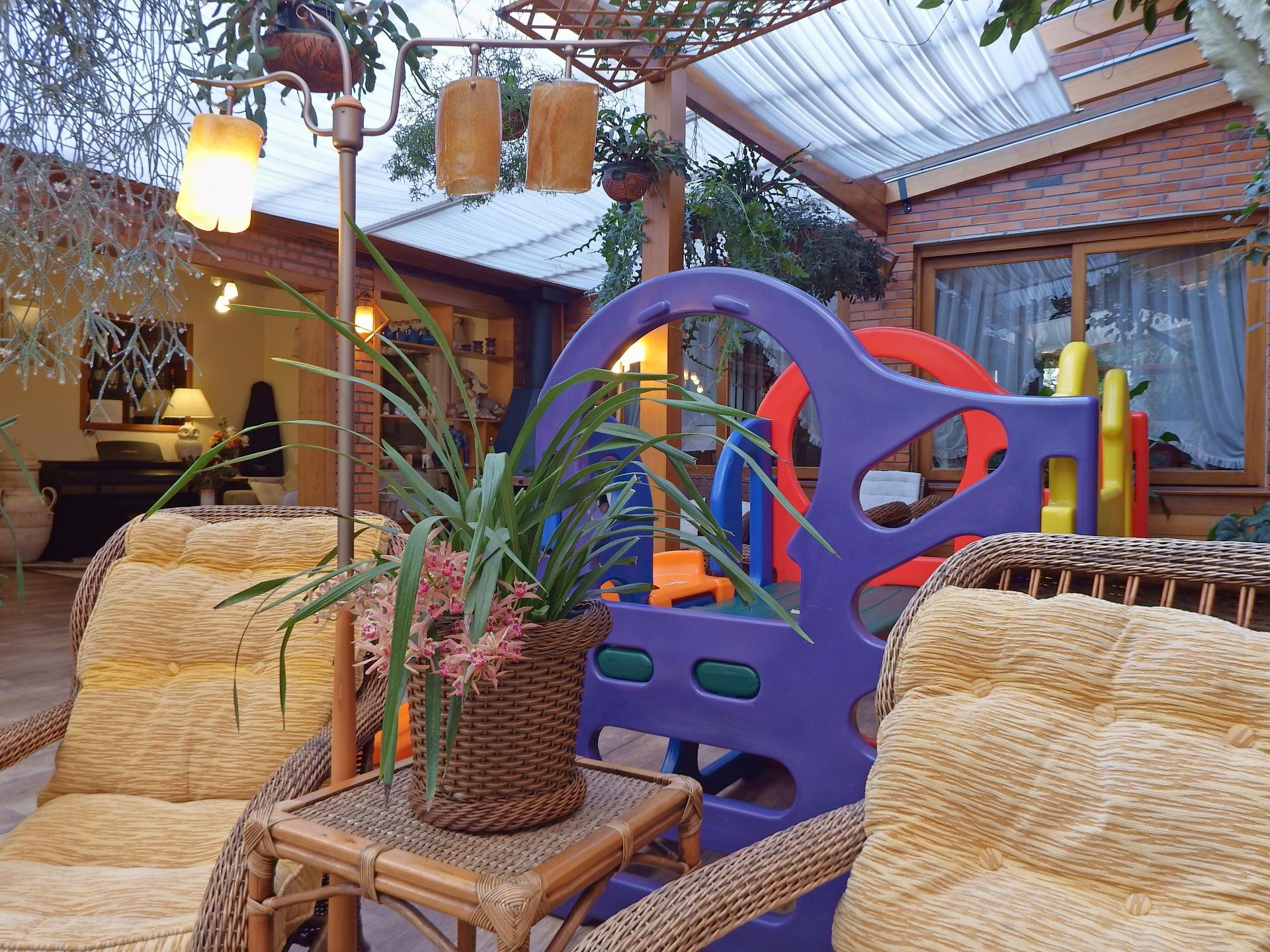 image-housing-carousel