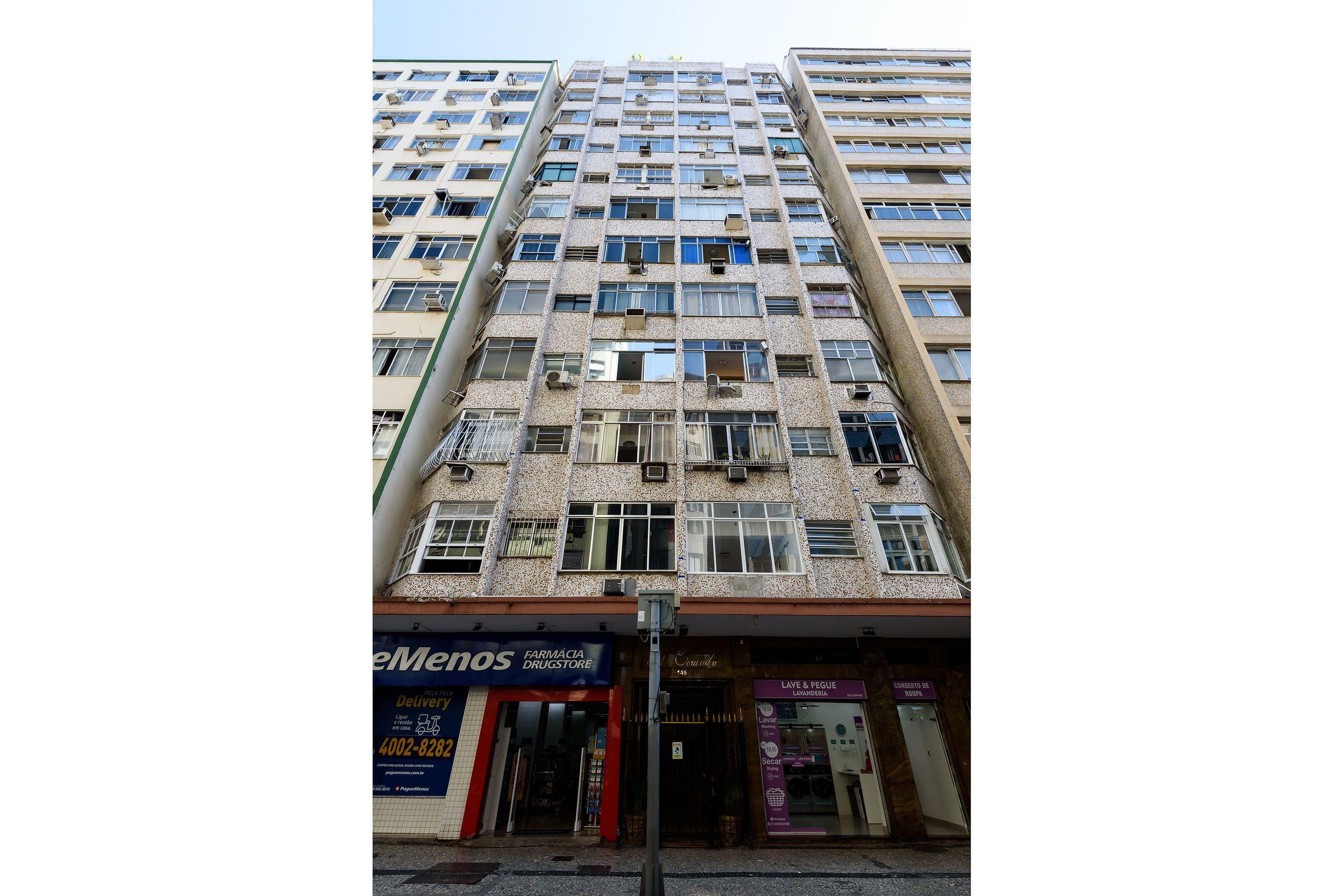 image-housing-carousel
