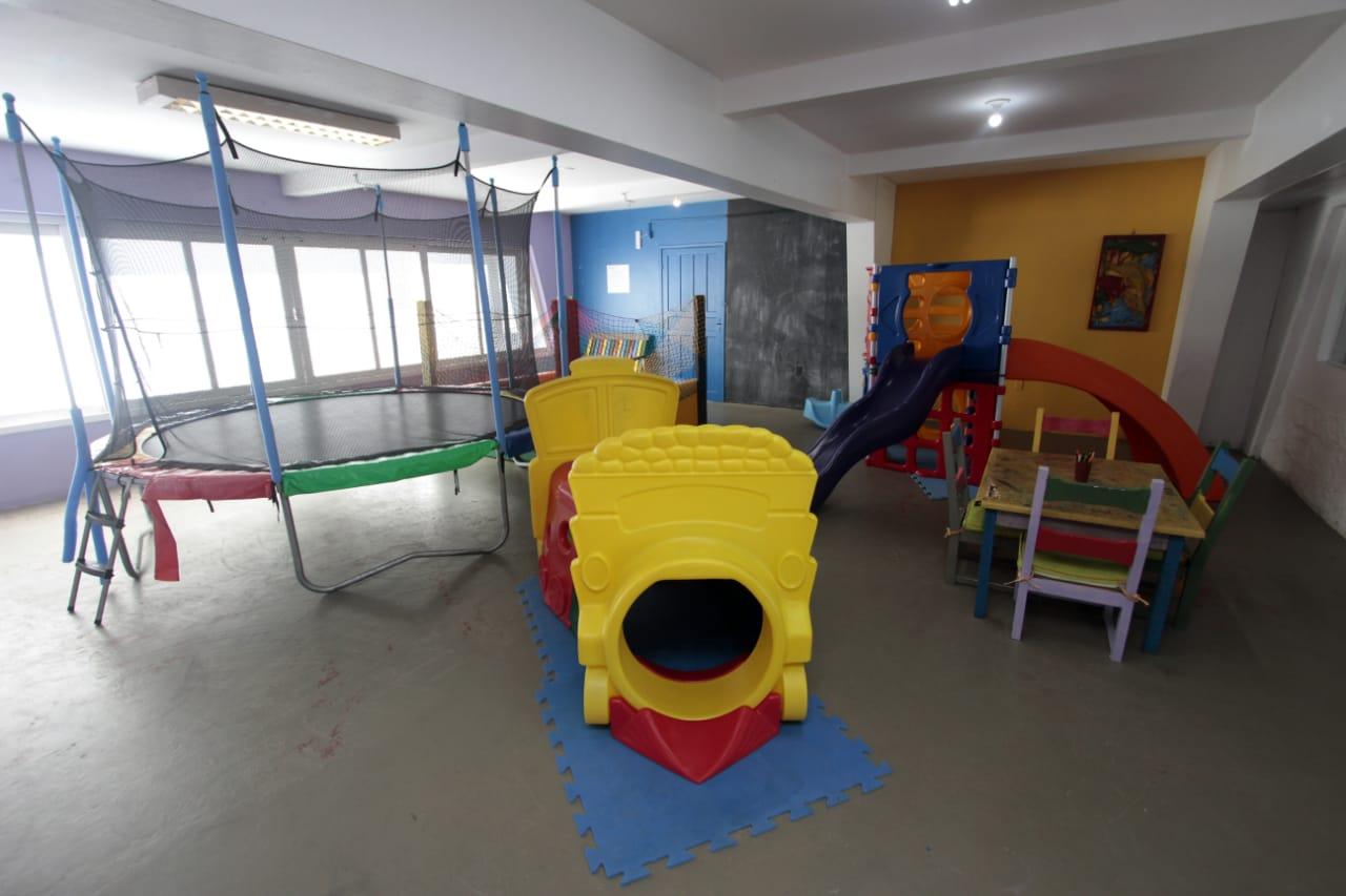 image-housing-carousel