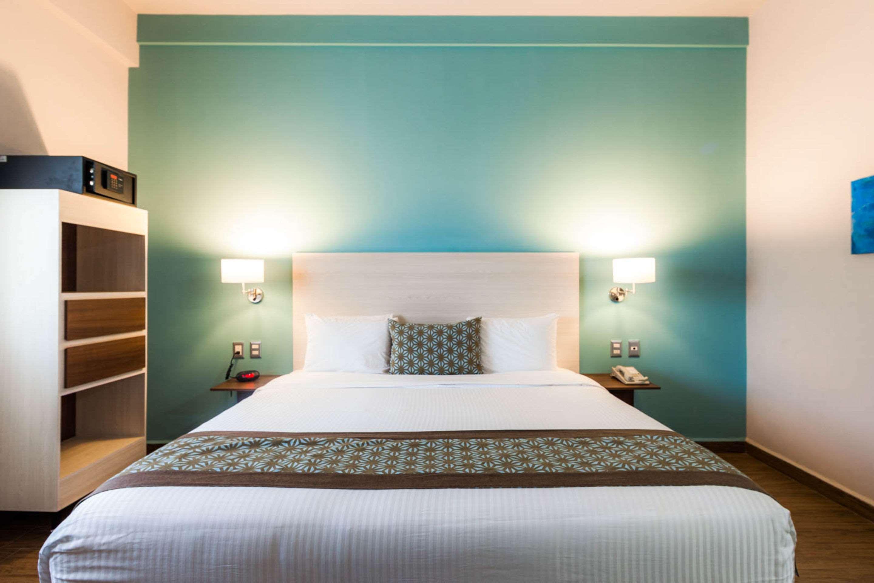 1 King Bed, Nonsmoking