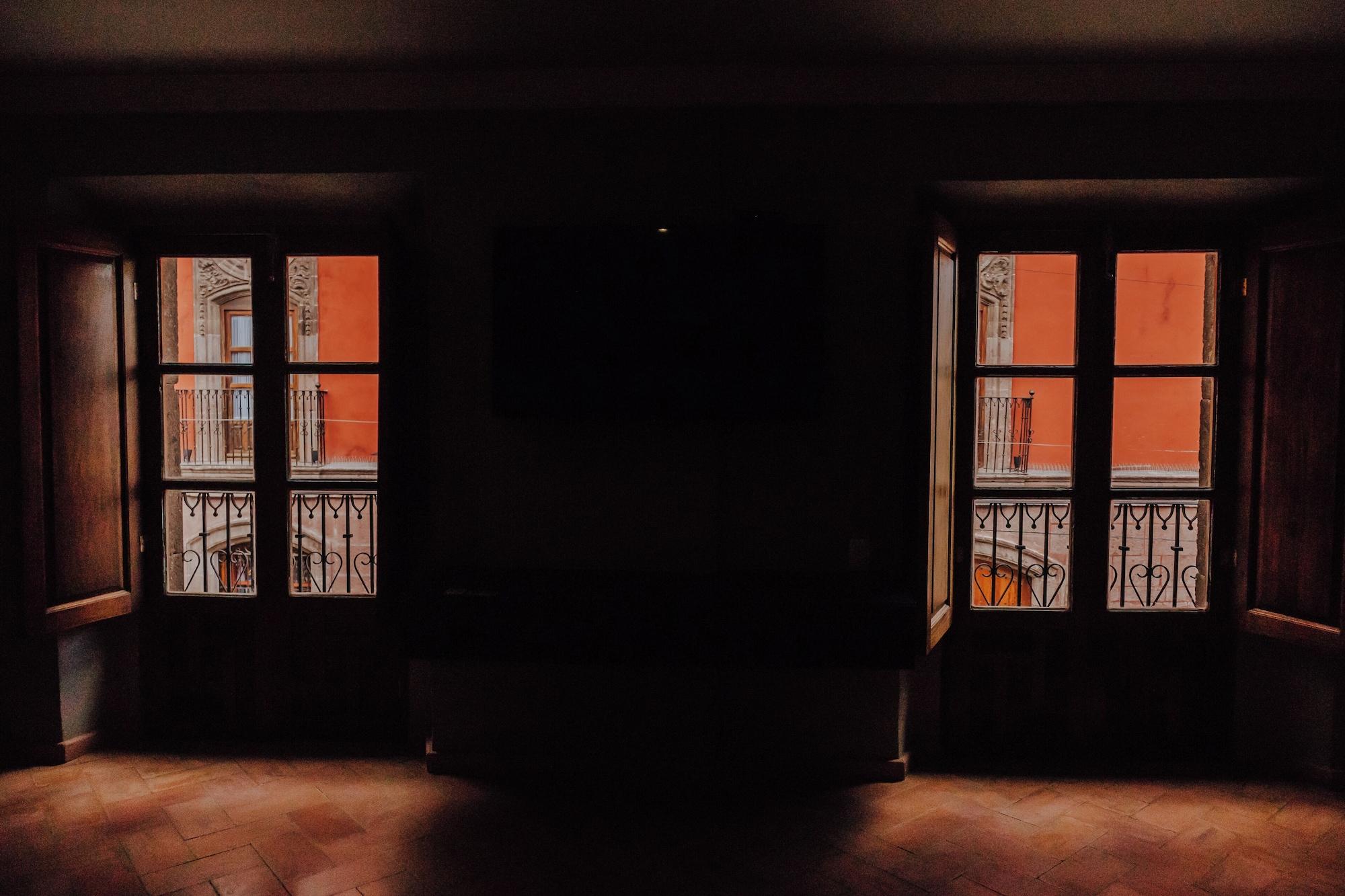 image-housing-carousel