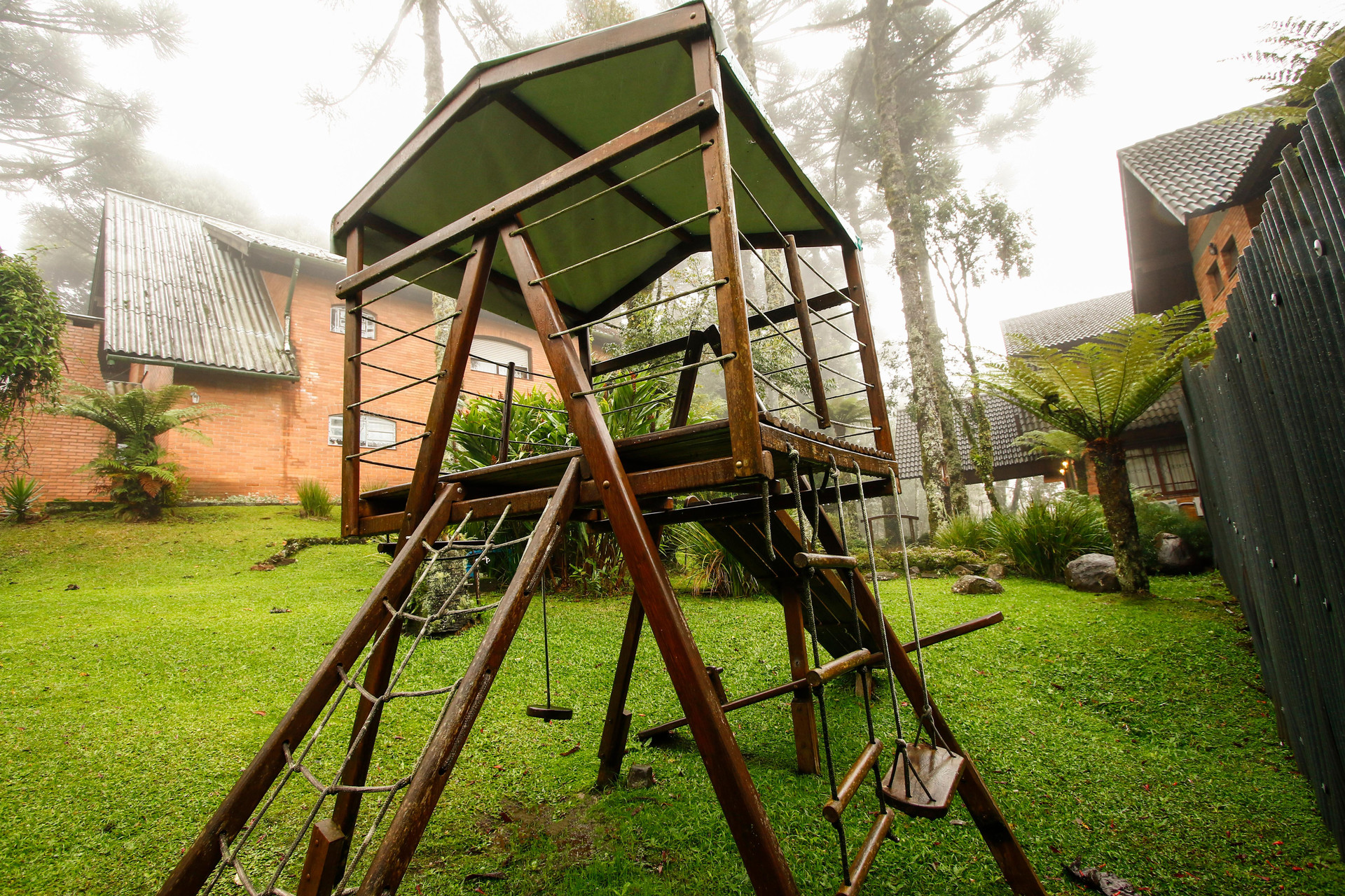 image-housing-carousel