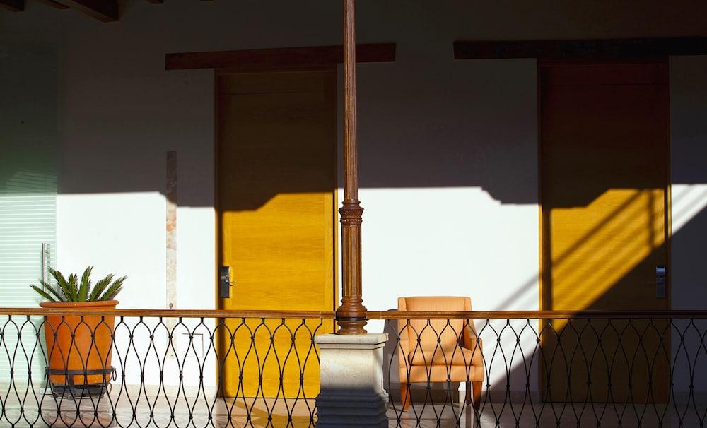 image-housing-carousel