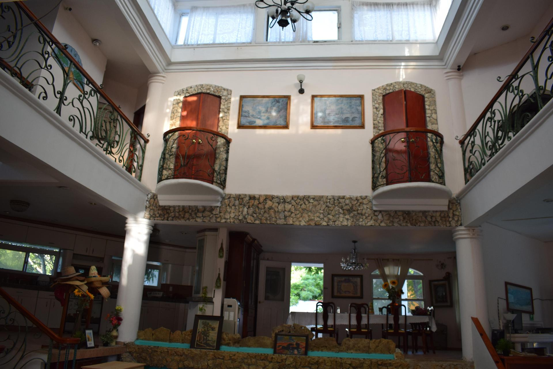 image-housing-carousel