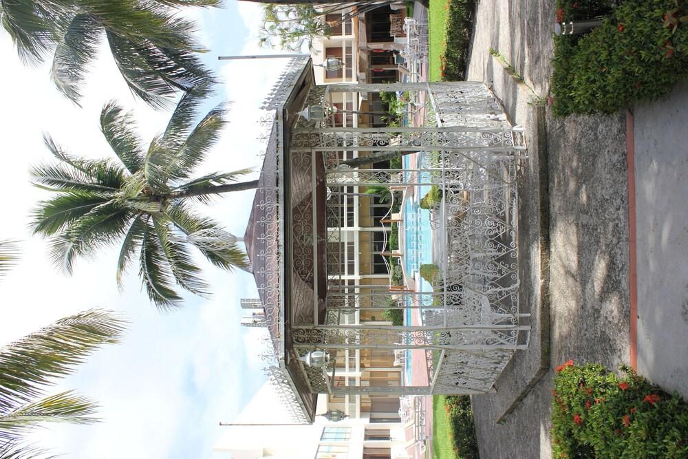image-housing-carousel
