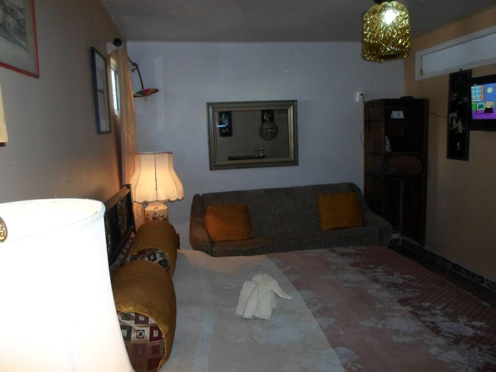 image-housing-carousel