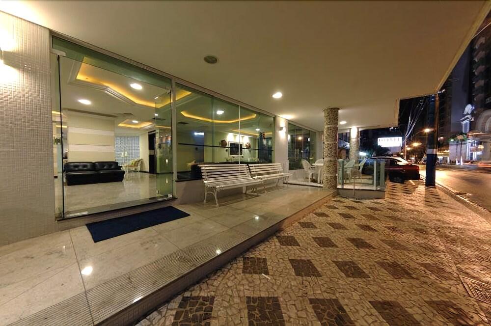image-housing-carousel