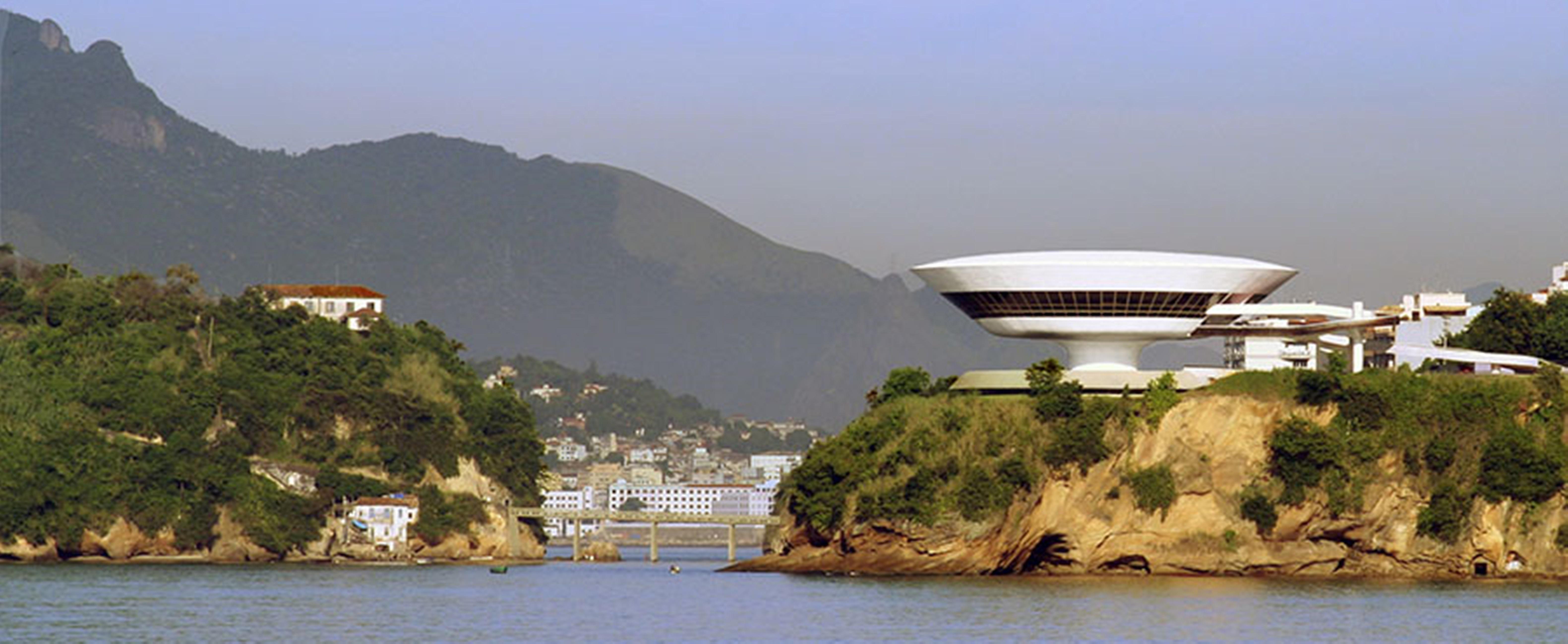 image-housing-carousel