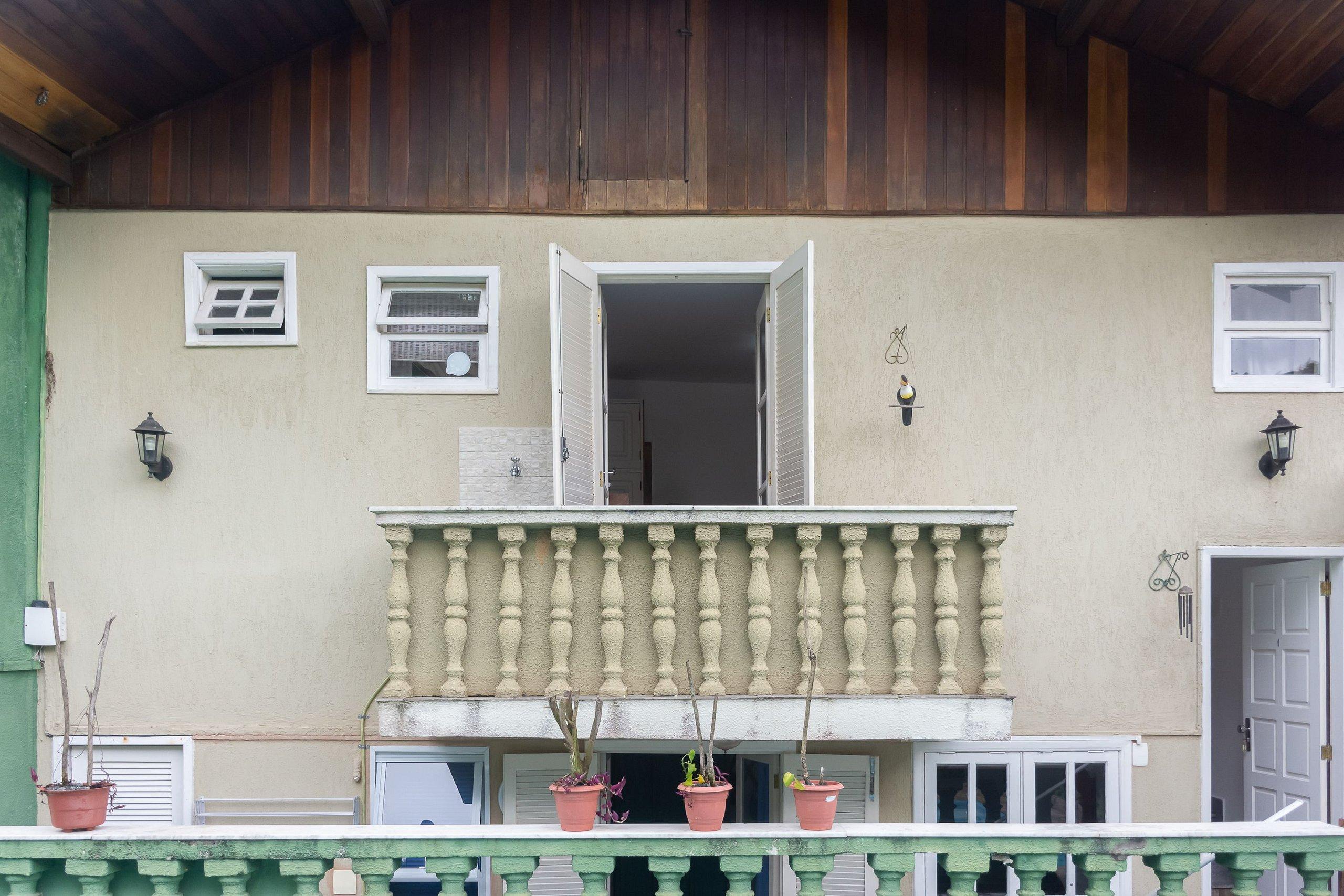 image-housing-carousel