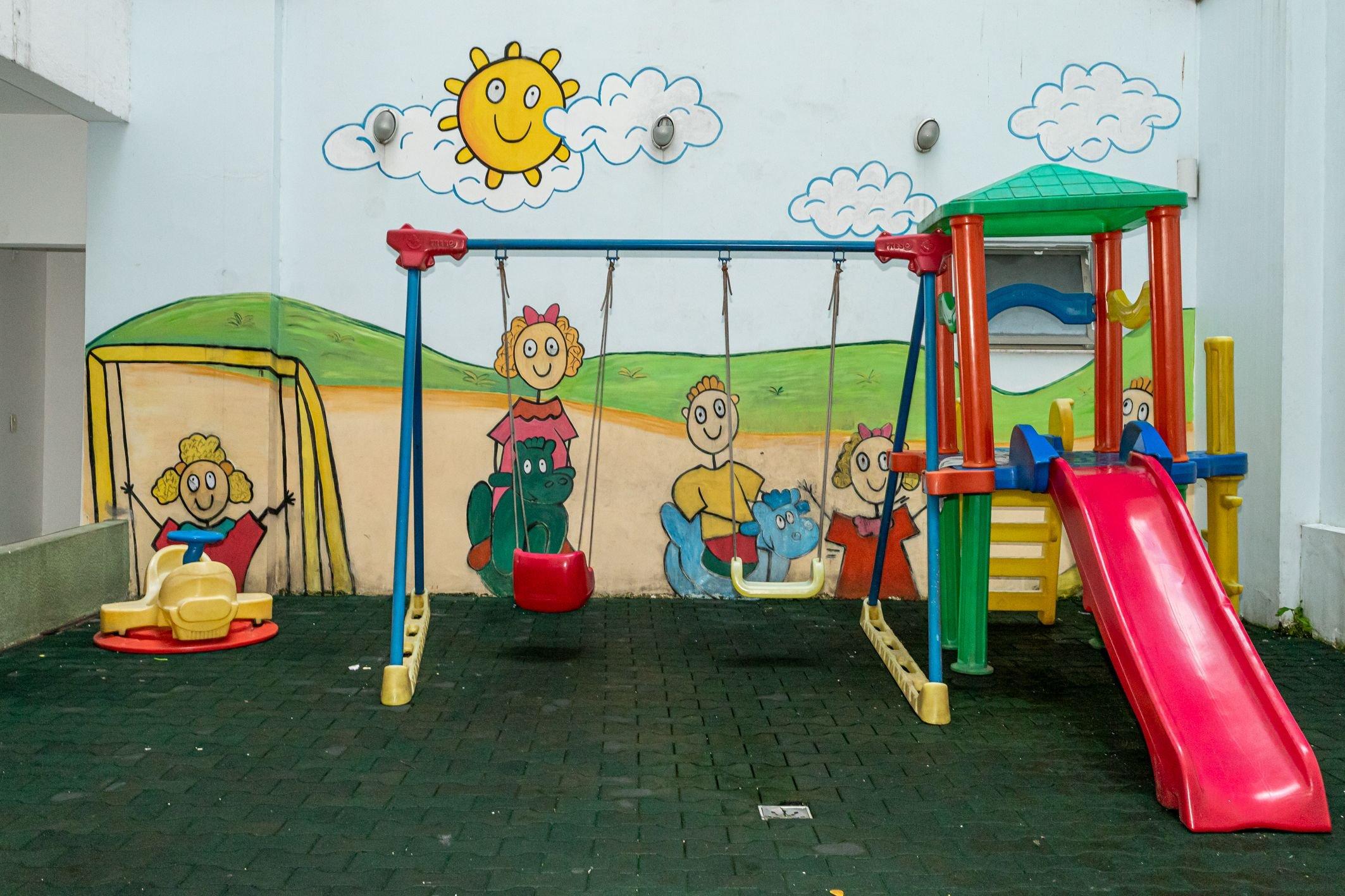 image-housing-carousel