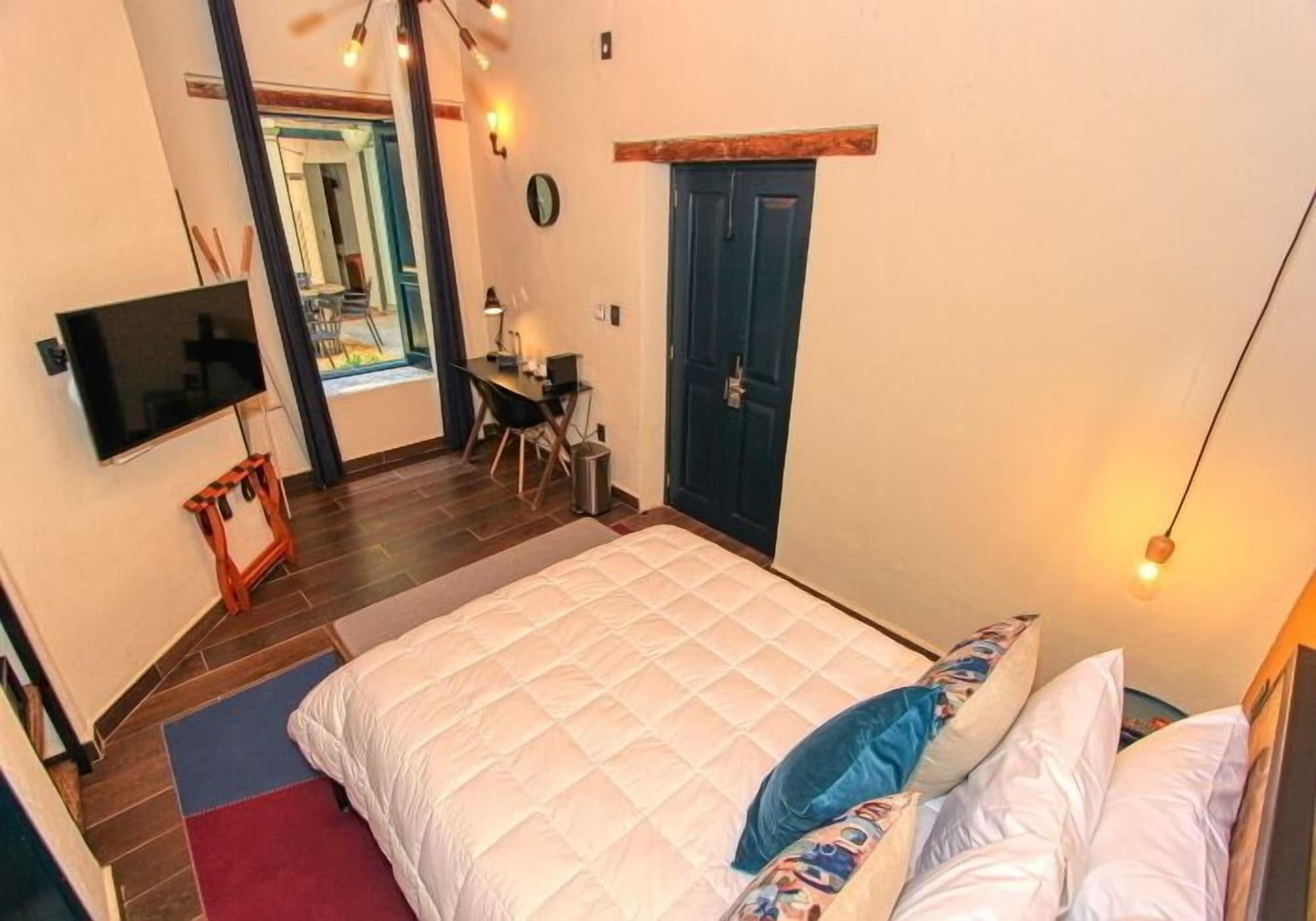 image-housing-carousel