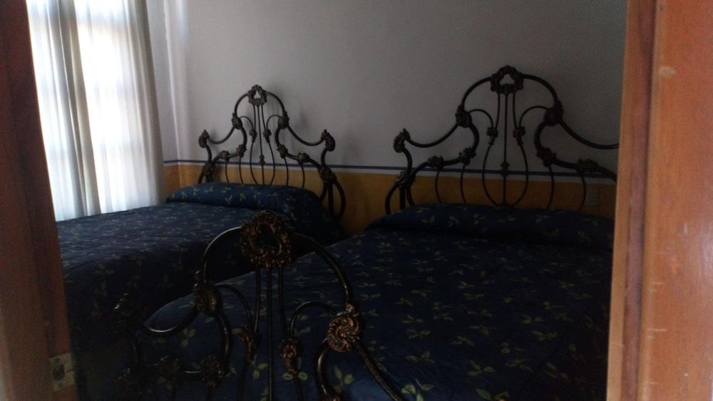 image-housing-carousel