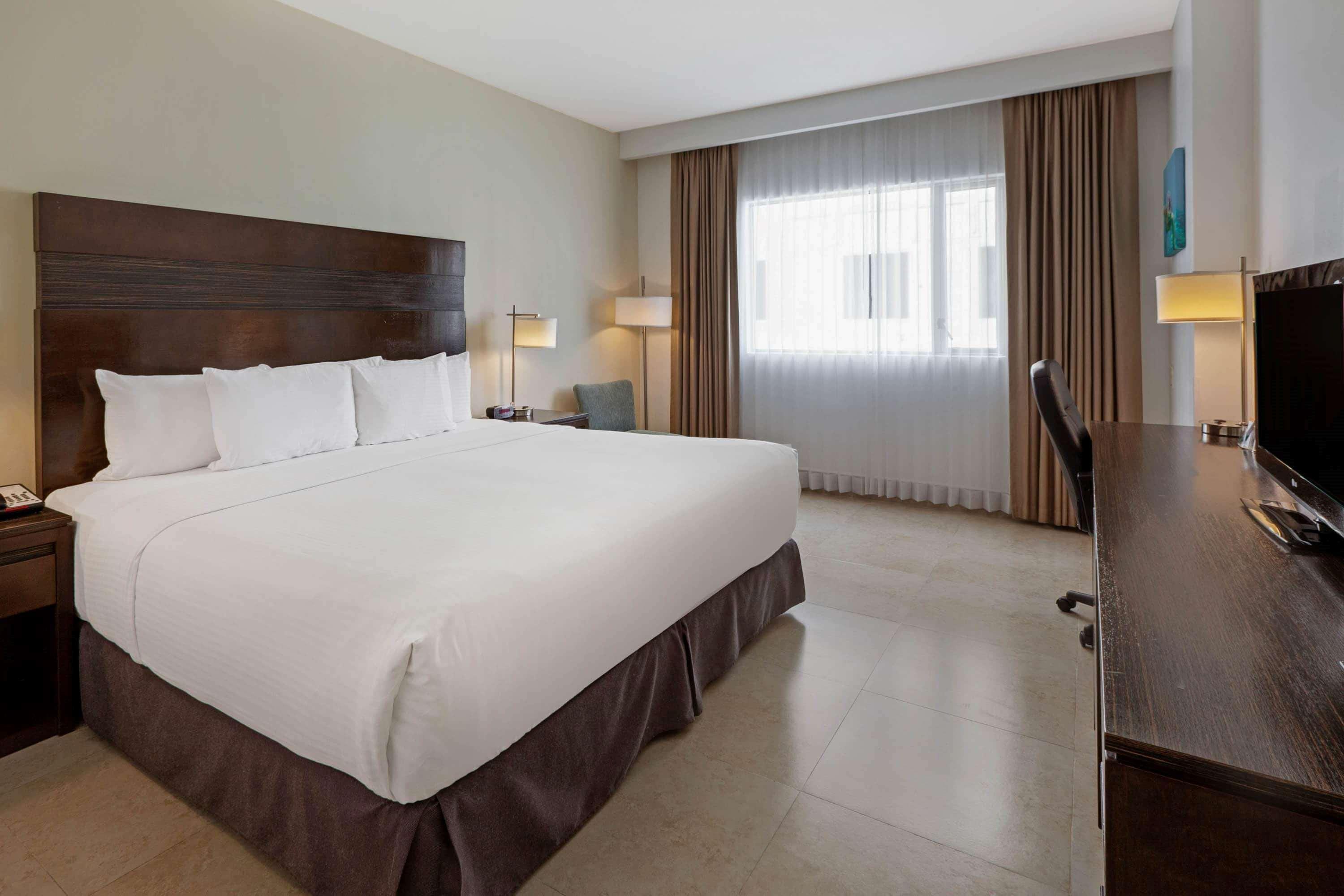 1 king bed non smoking