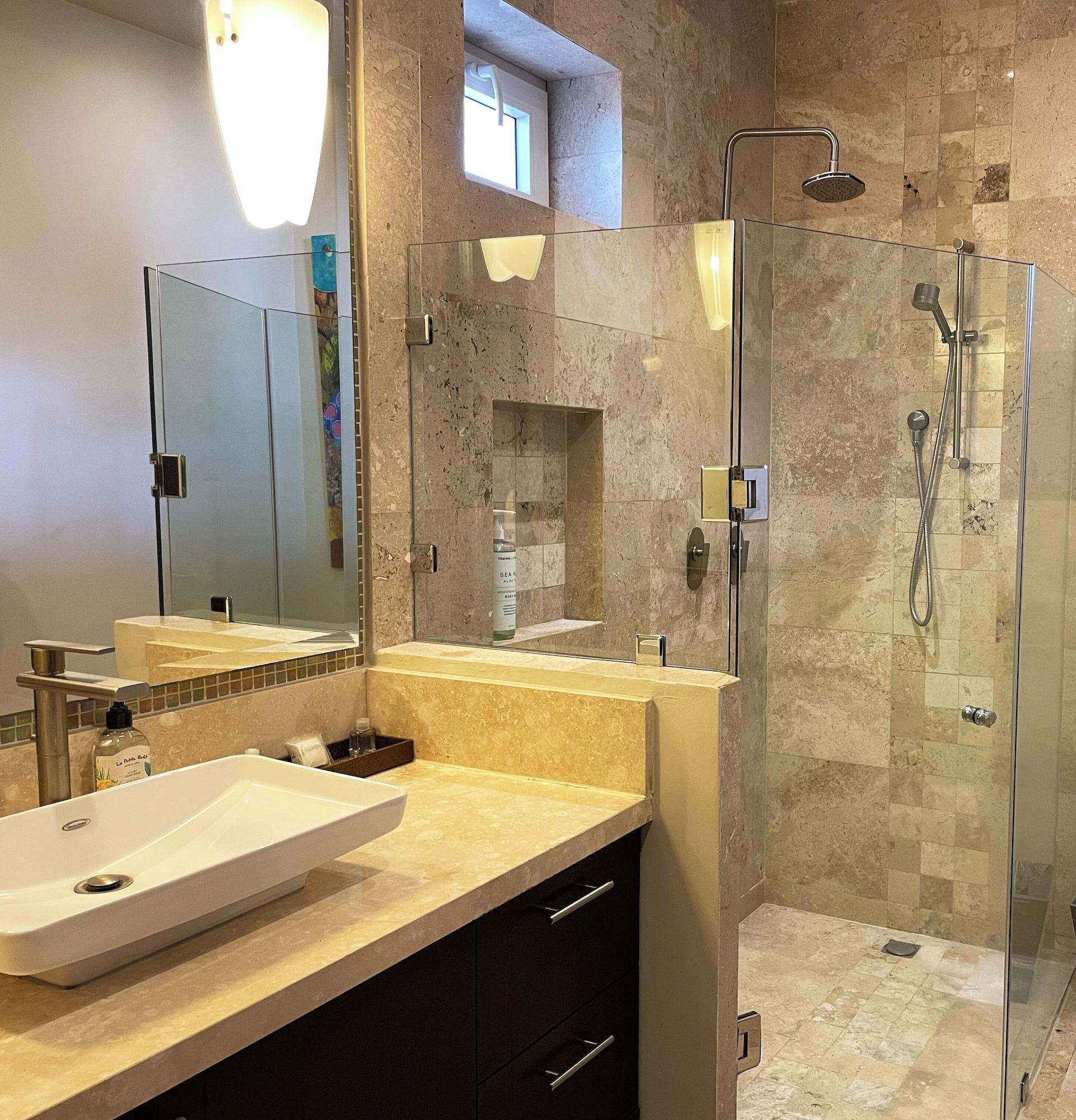 2 Bed Street/Partial Ocean View Suite