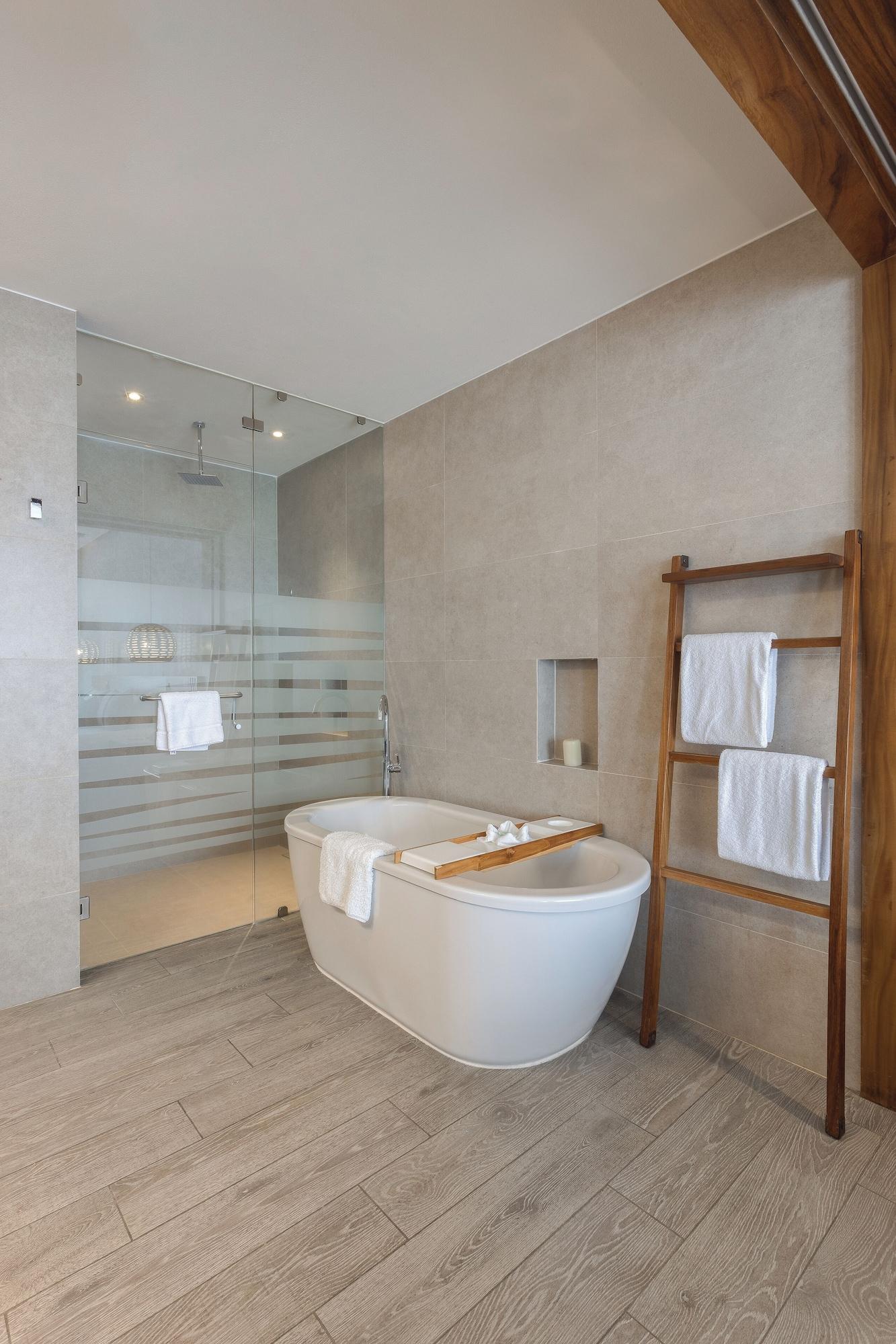 Suite Lush, Compuesta 2 Recámaras, 1 Cama King (Vista al Jardín)