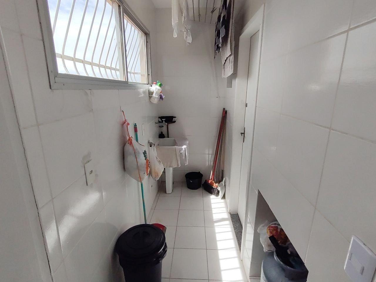 image-housing-carousel