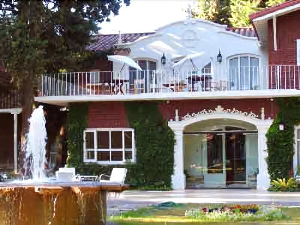 image-housing-carousel