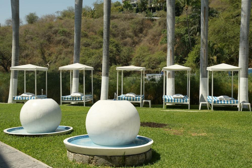 image-housing-carousel