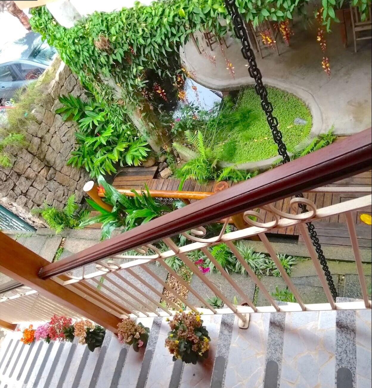 image-housing-carousel