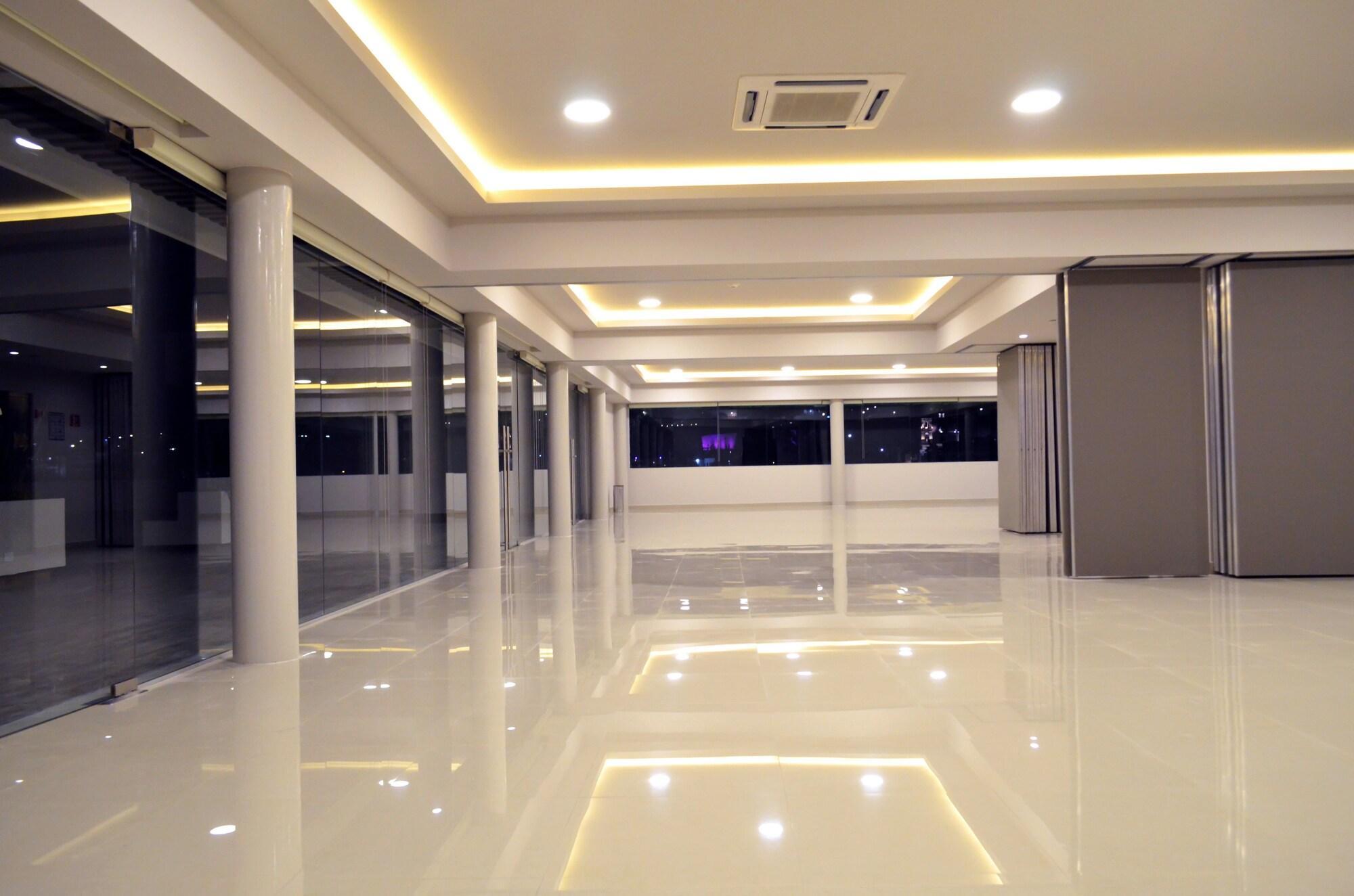 image-housing-carousel