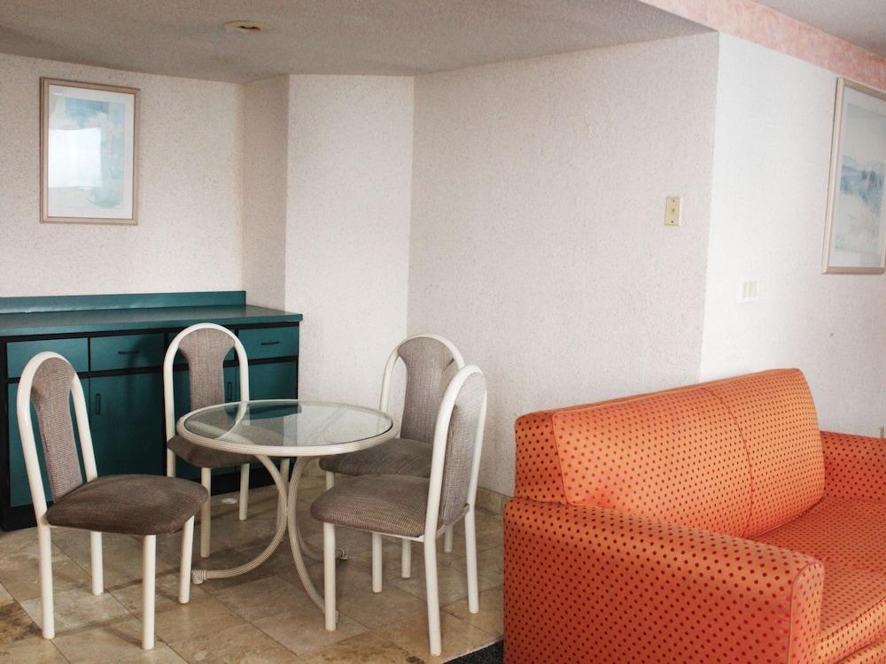 image-housing-carousel