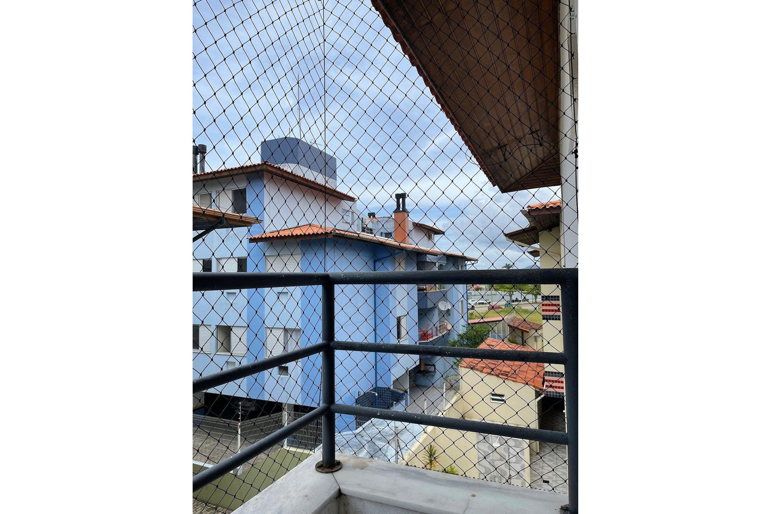 image-housing-carousel