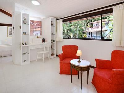 image-housing-carousel