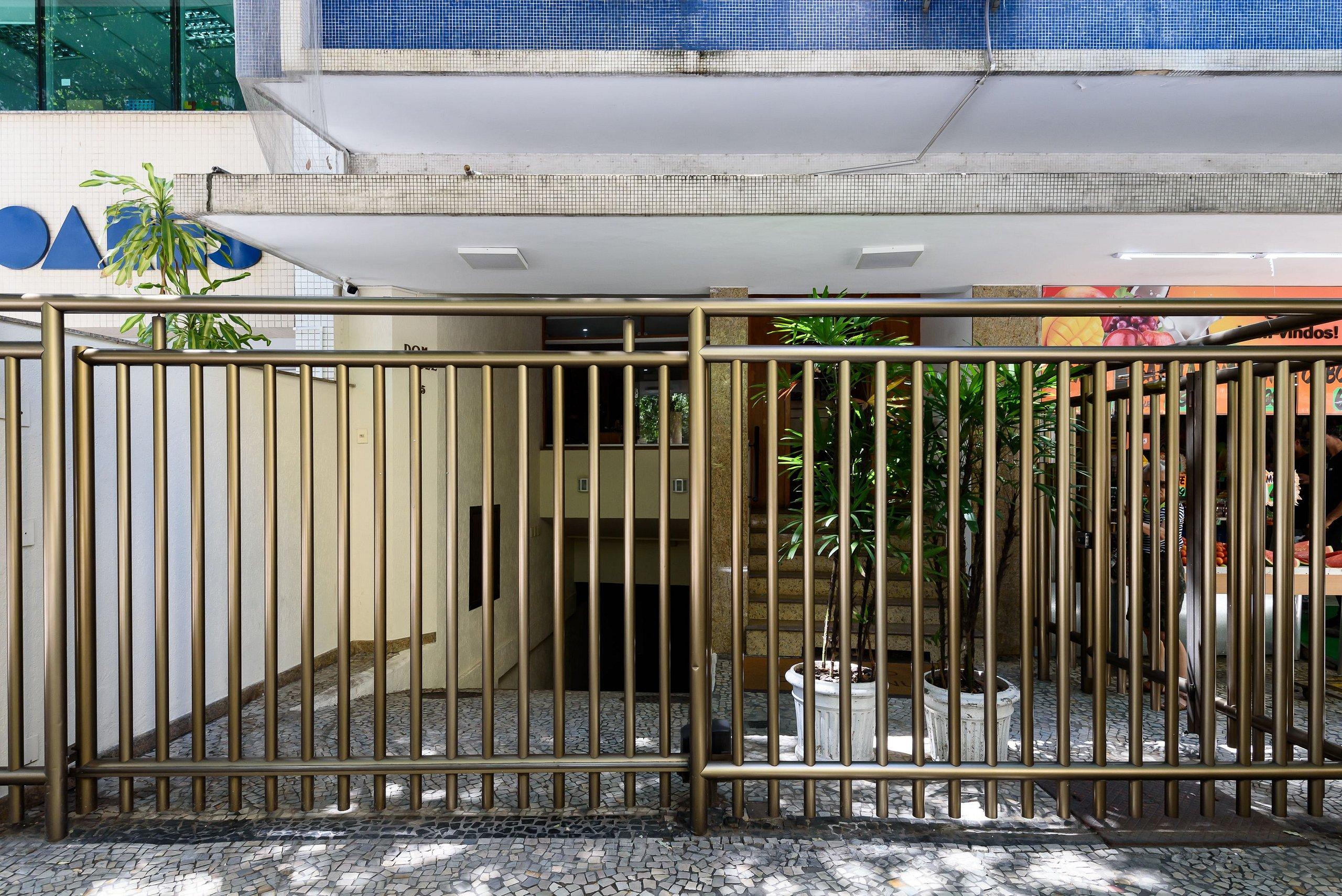 image-housing-carousel
