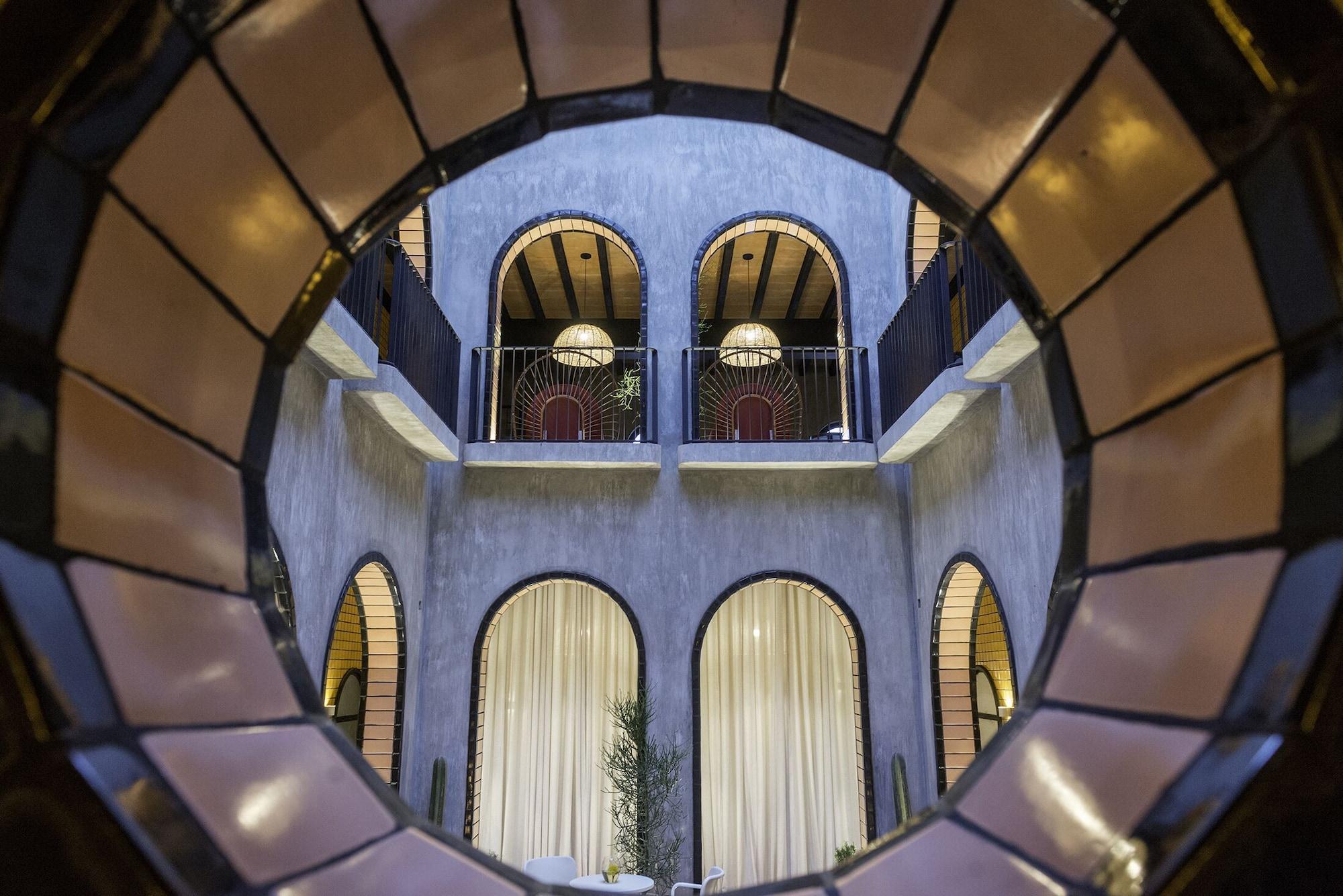 image-housing-carousel