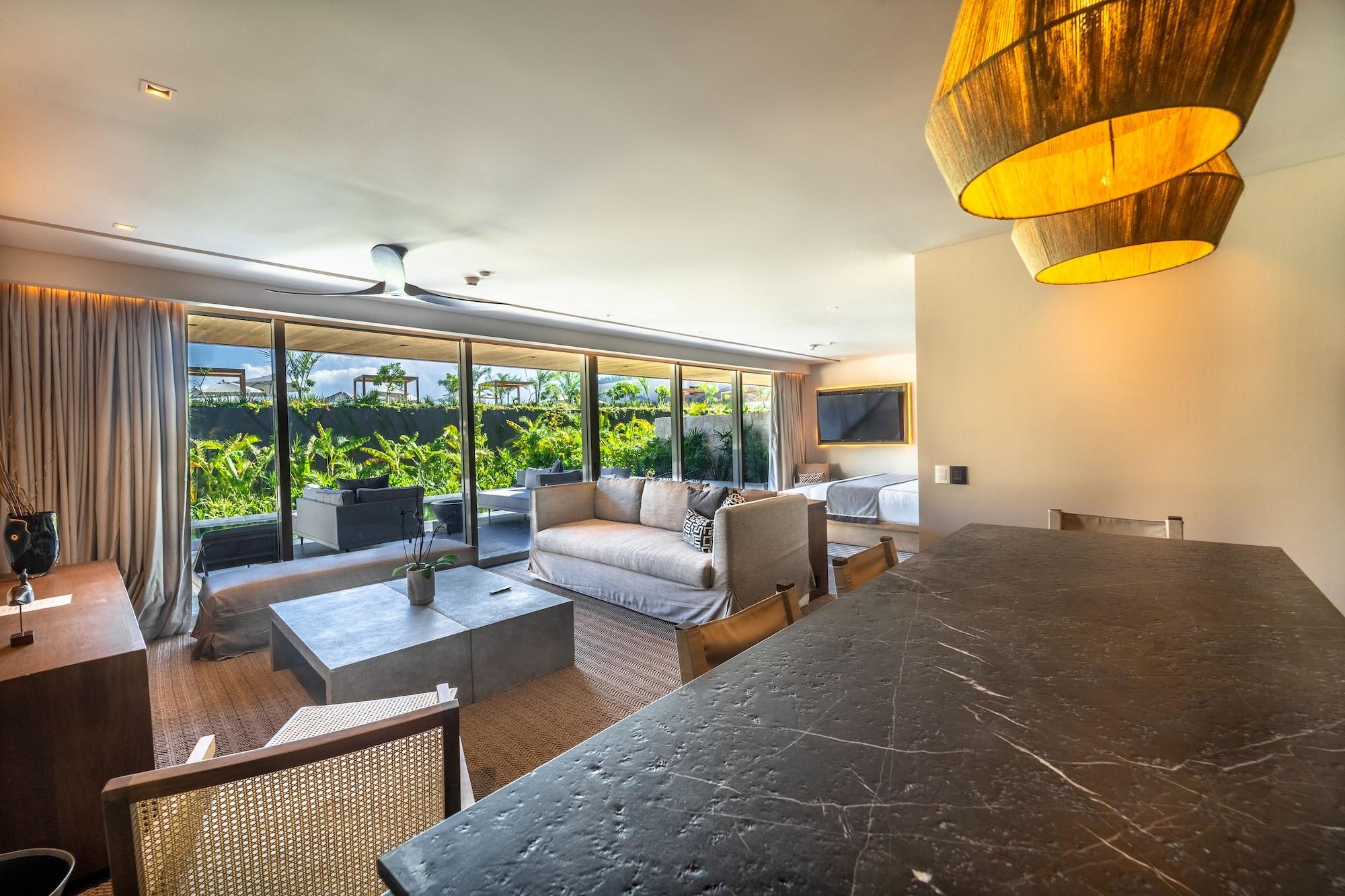Master Suite Swim Out Tropical View