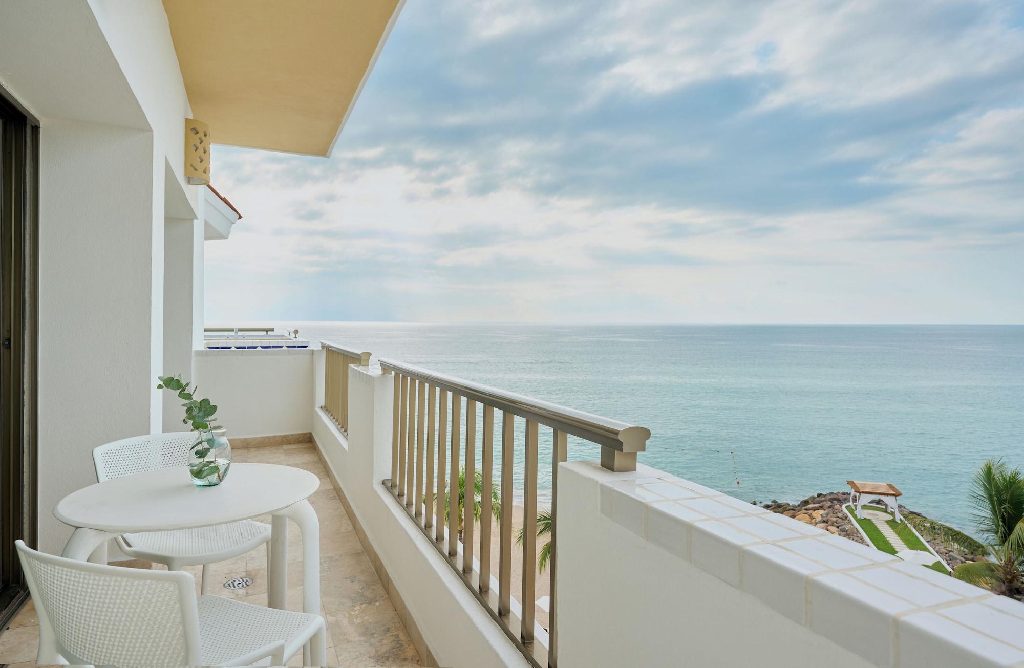 Master Oceanfront Suite with Jacuzzi