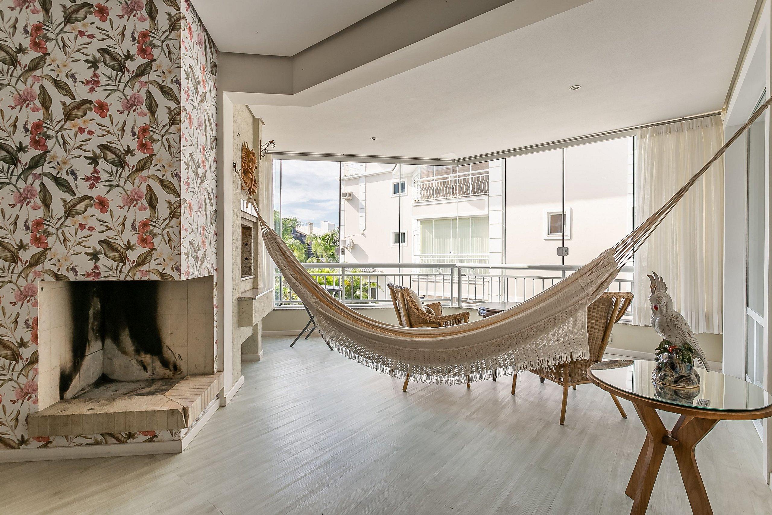 image-housing-carousel