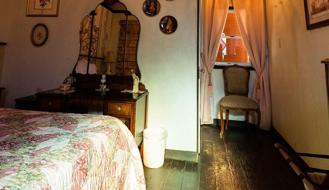image-housing-carousel