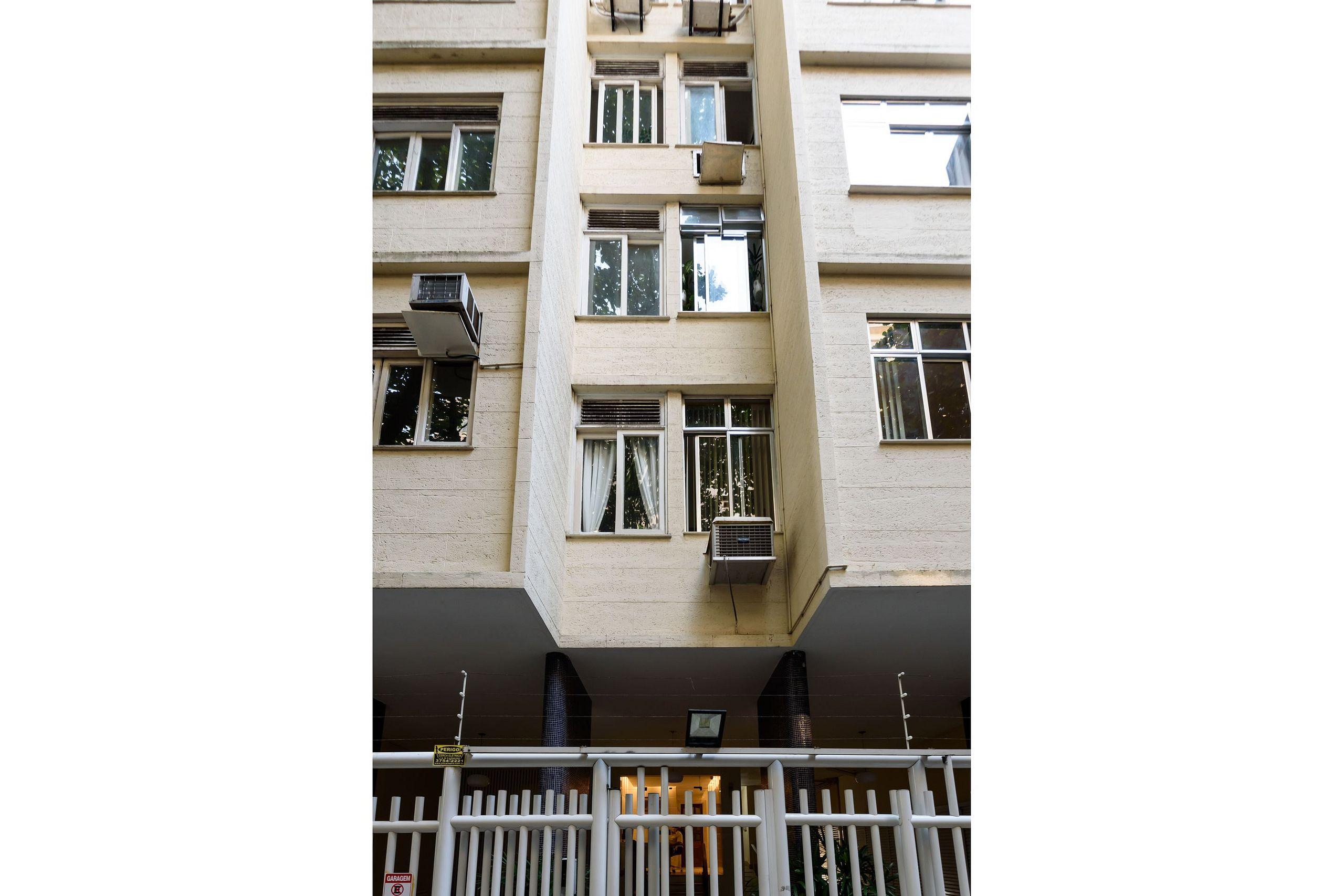 image-housing-carousel