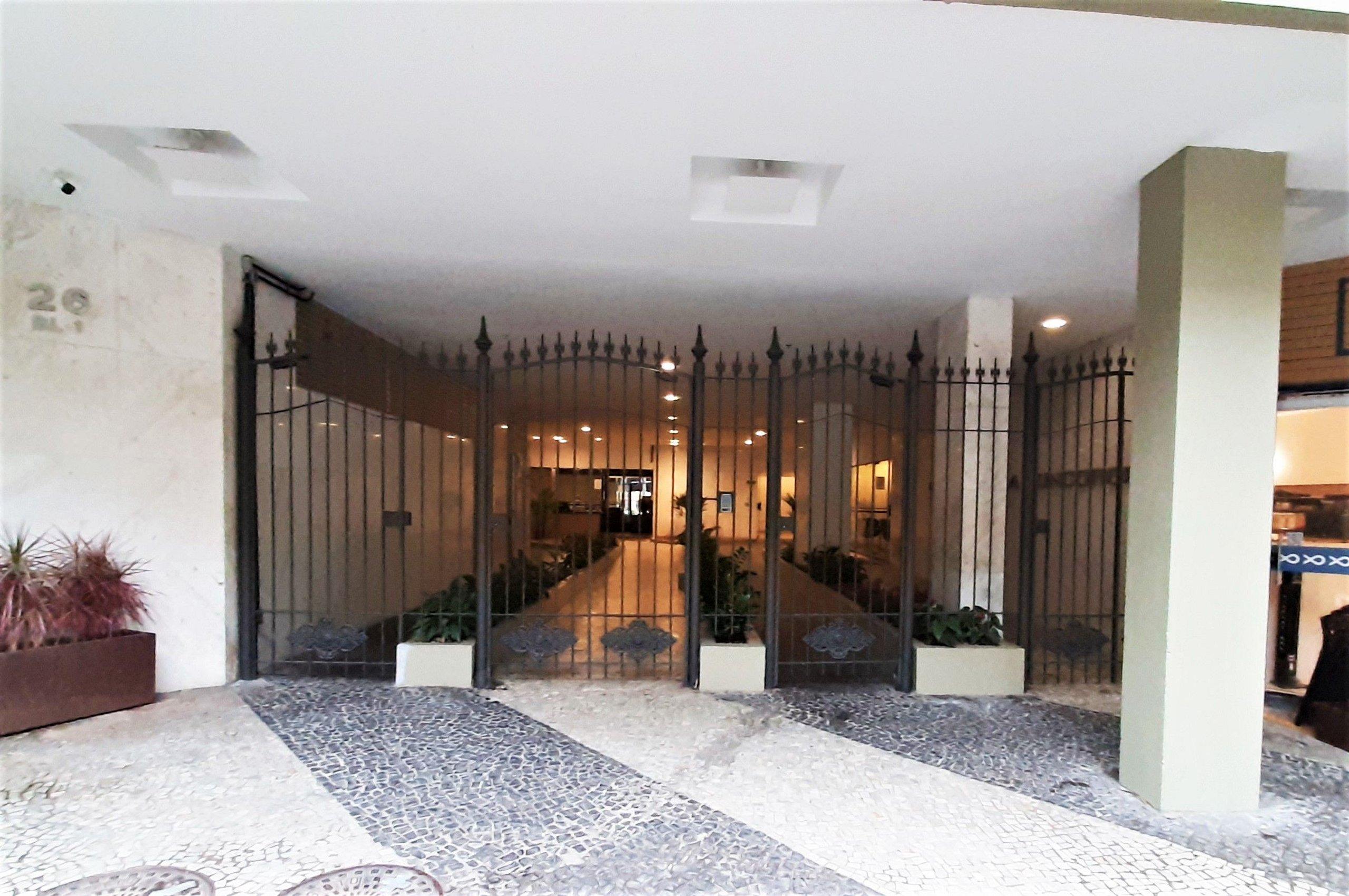 image-housing-carousel