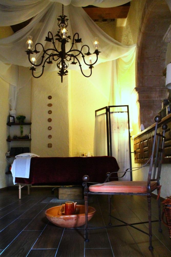image-housing-carousel