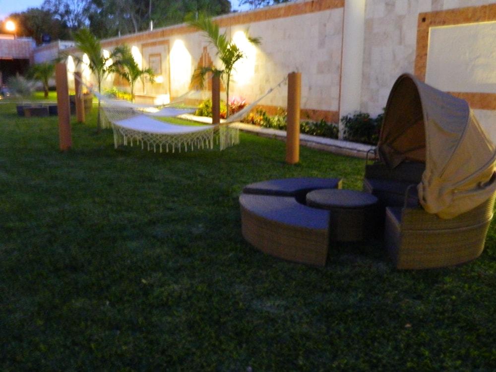 image-housing-carousel
