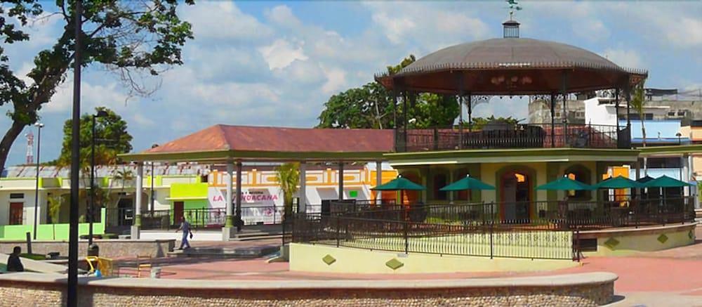 image-housing-carousel